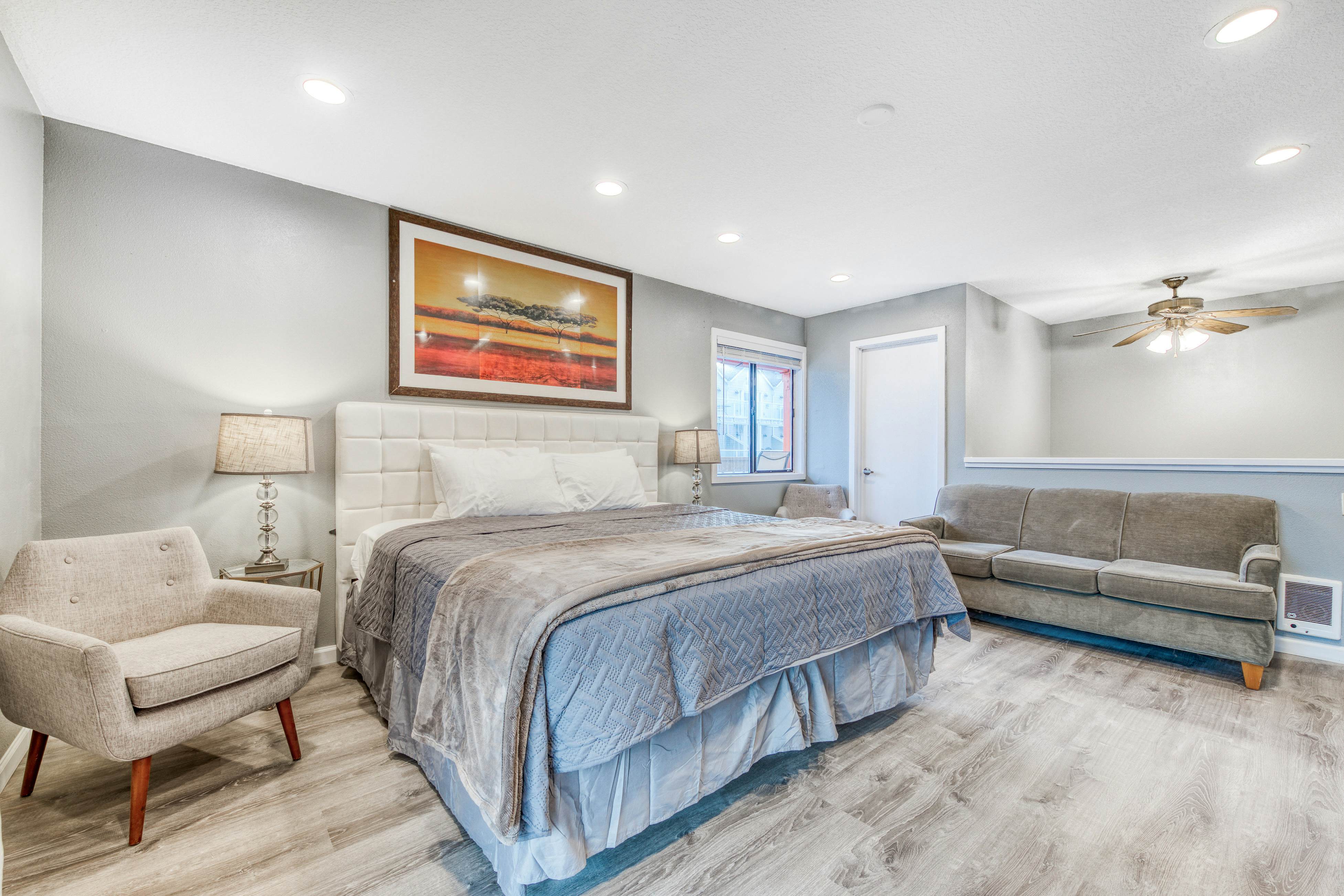 Dog-friendly motel w/ kitchens & kitchenettes and WiFi - walk to the beach