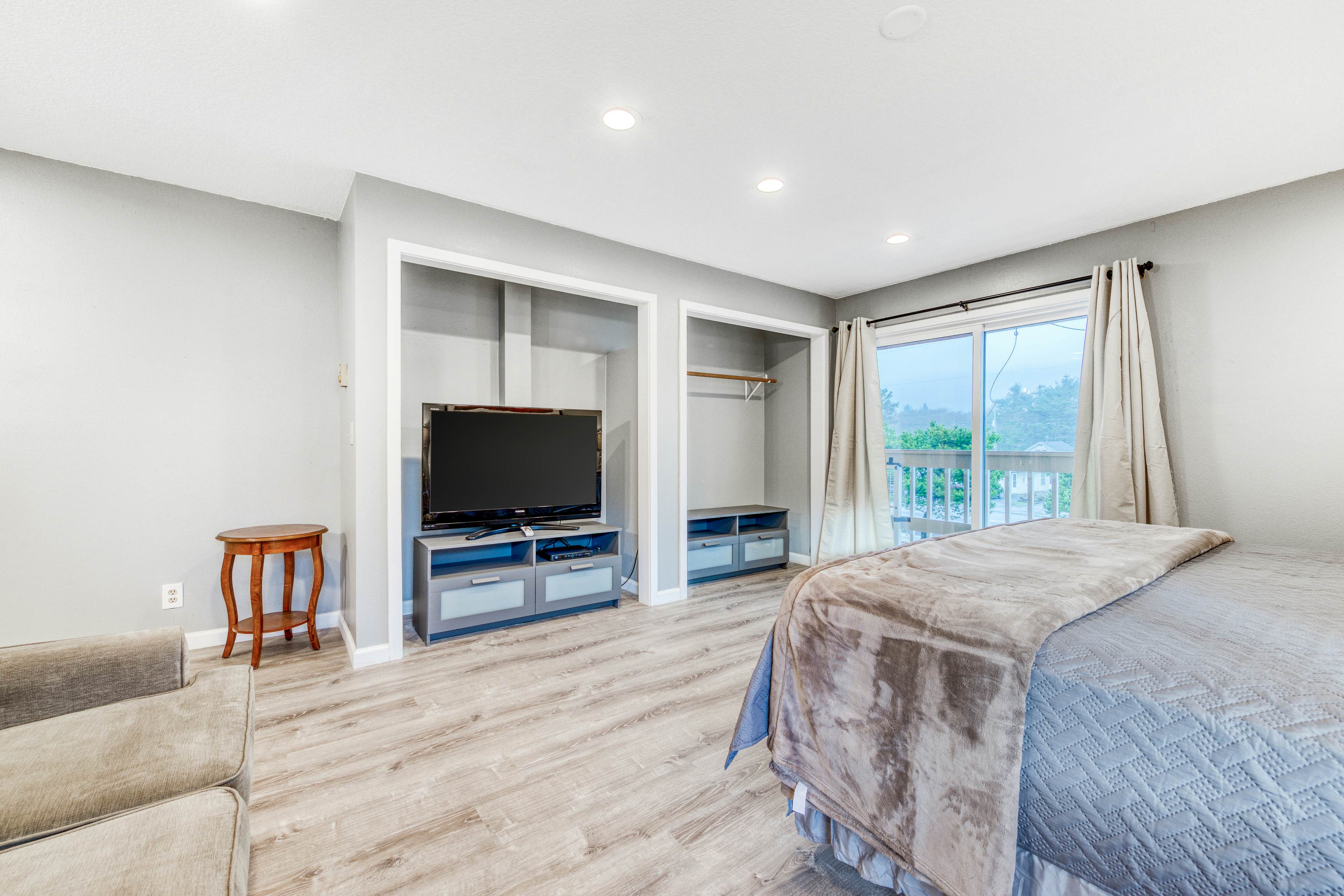 Dog-friendly motel w/ kitchens & kitchenettes and WiFi - walk to the beach