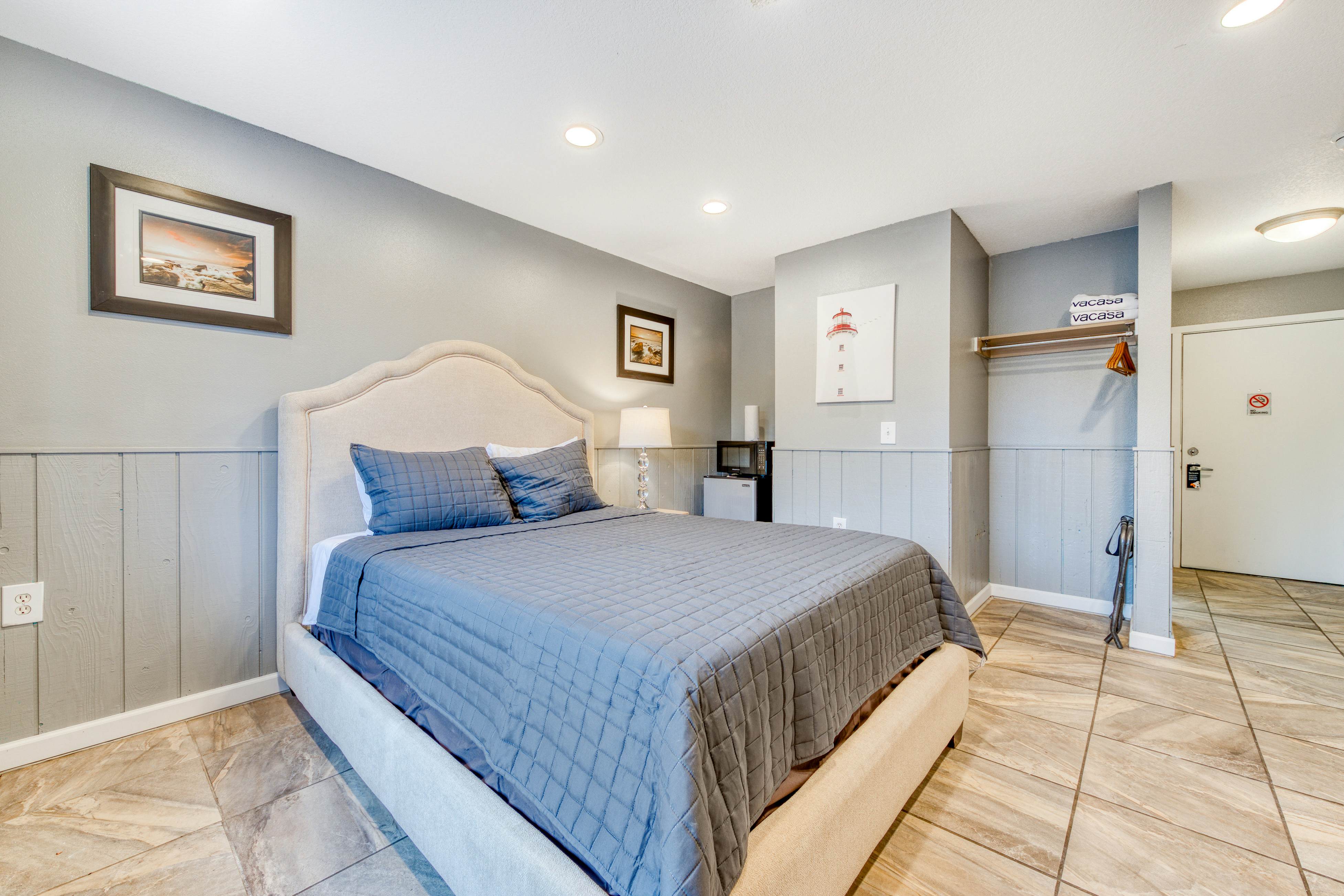 Dog-friendly motel w/ kitchens & kitchenettes and WiFi - walk to the beach