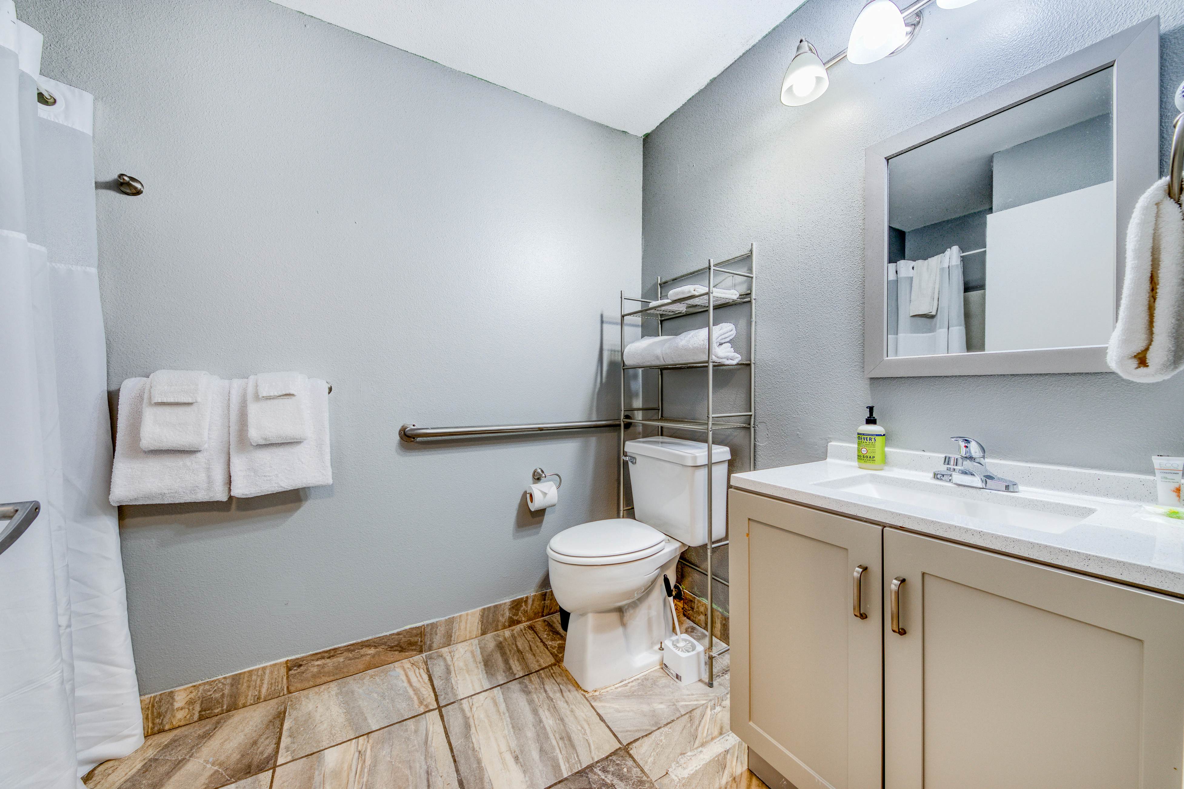 Dog-friendly motel w/ kitchens & kitchenettes and WiFi - walk to the beach