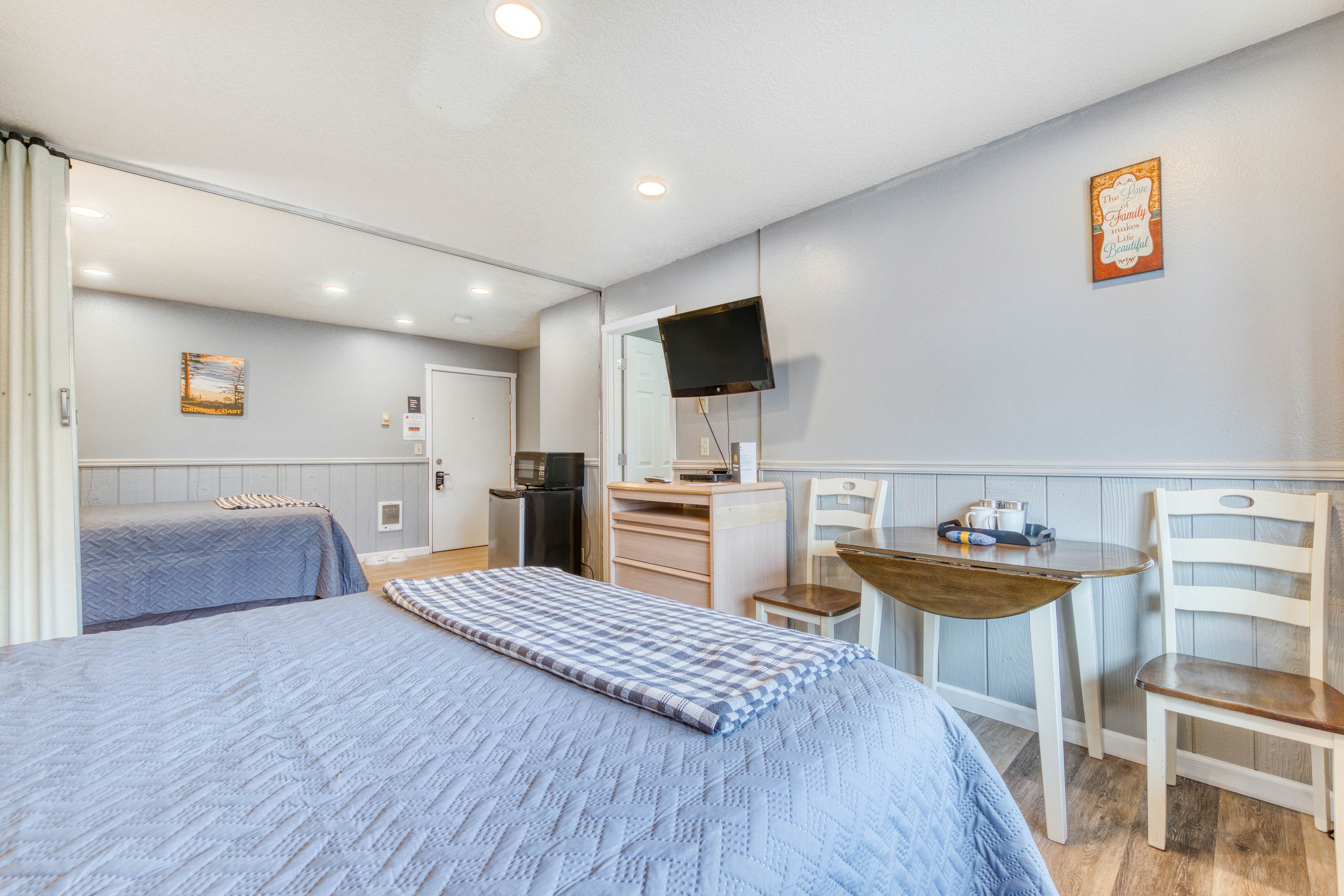 Dog-friendly motel w/ kitchens & kitchenettes and WiFi - walk to the beach