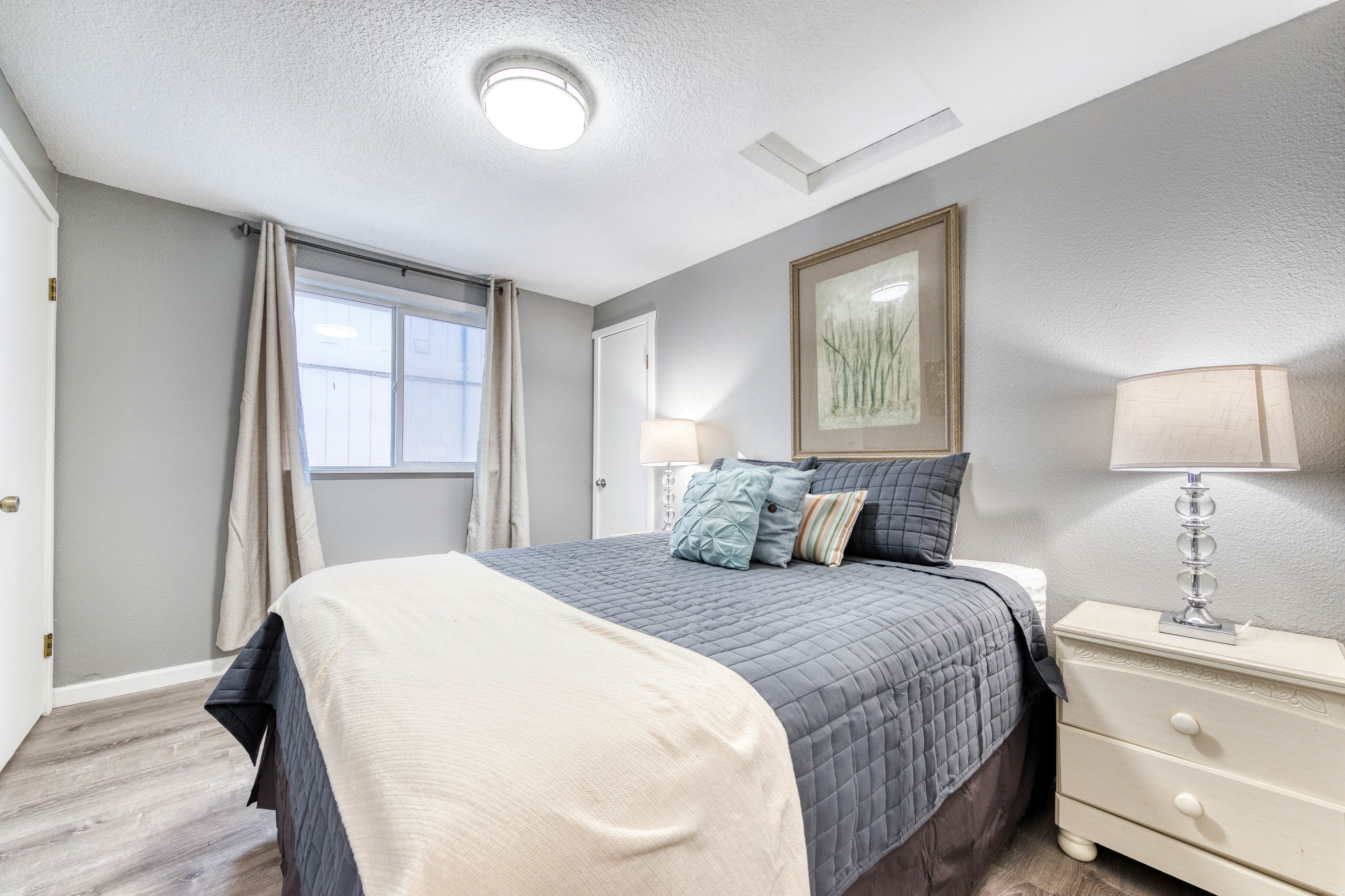 Dog-friendly motel w/ kitchens & kitchenettes and WiFi - walk to the beach