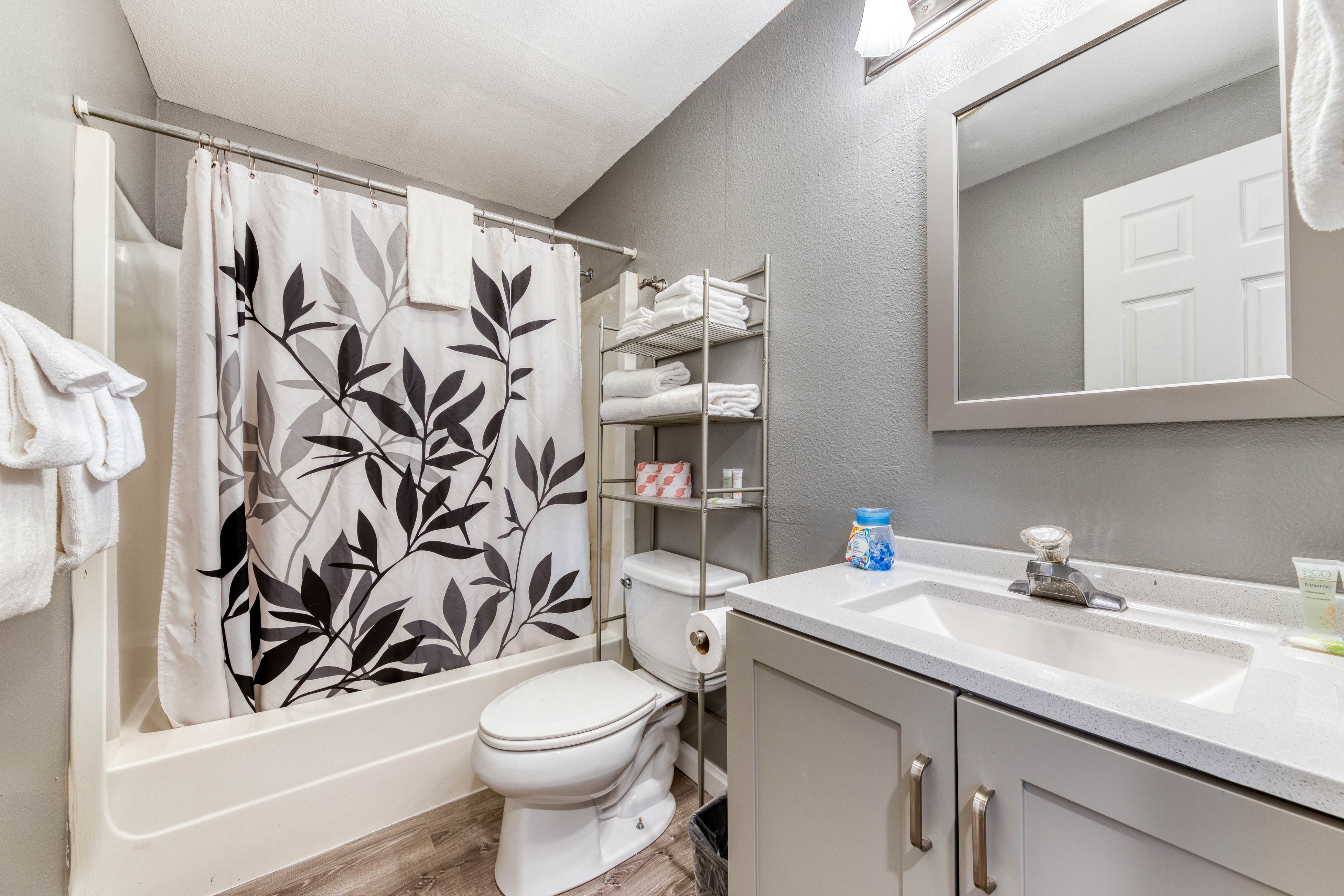 Dog-friendly motel w/ kitchens & kitchenettes and WiFi - walk to the beach