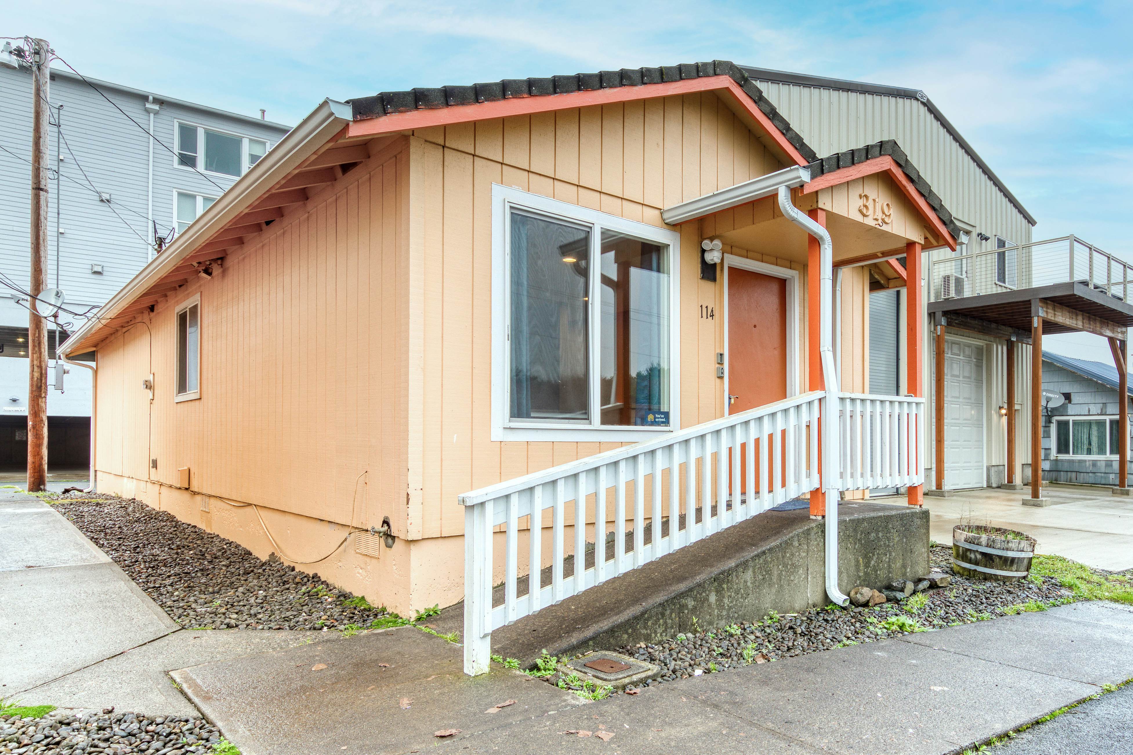 Dog-friendly motel w/ kitchens & kitchenettes and WiFi - walk to the beach