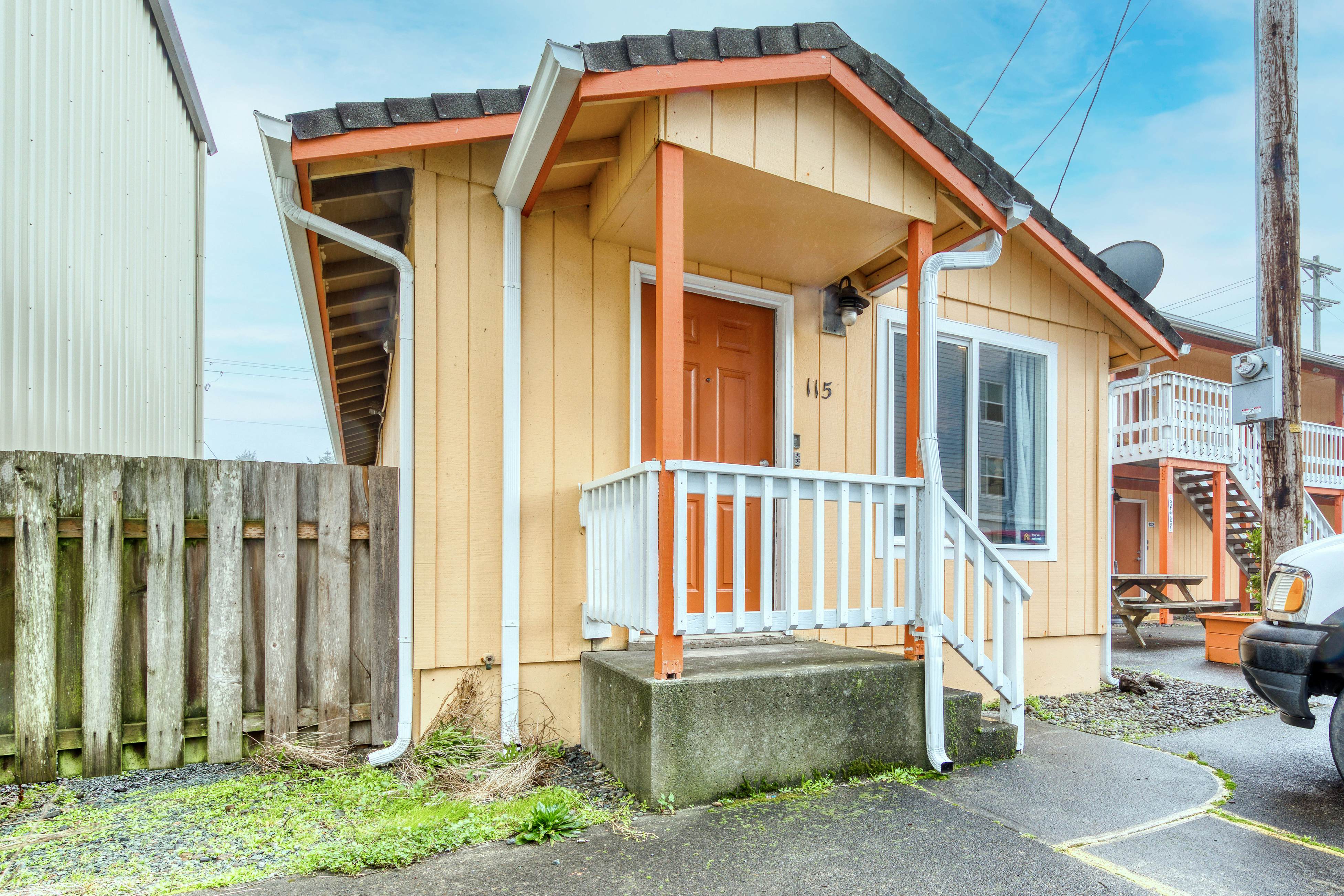 Dog-friendly motel w/ kitchens & kitchenettes and WiFi - walk to the beach