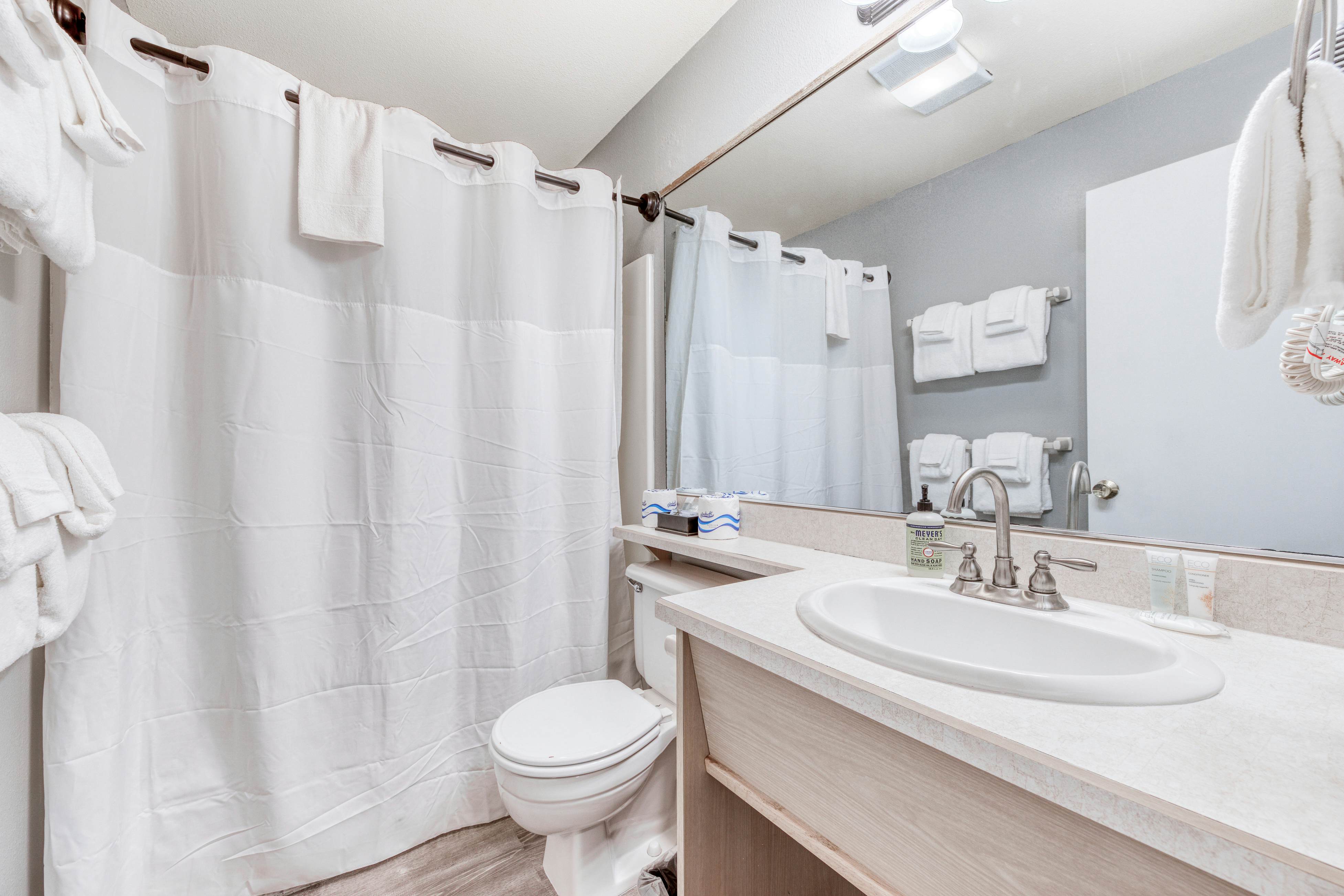 Dog-friendly motel w/ kitchens & kitchenettes and WiFi - walk to the beach