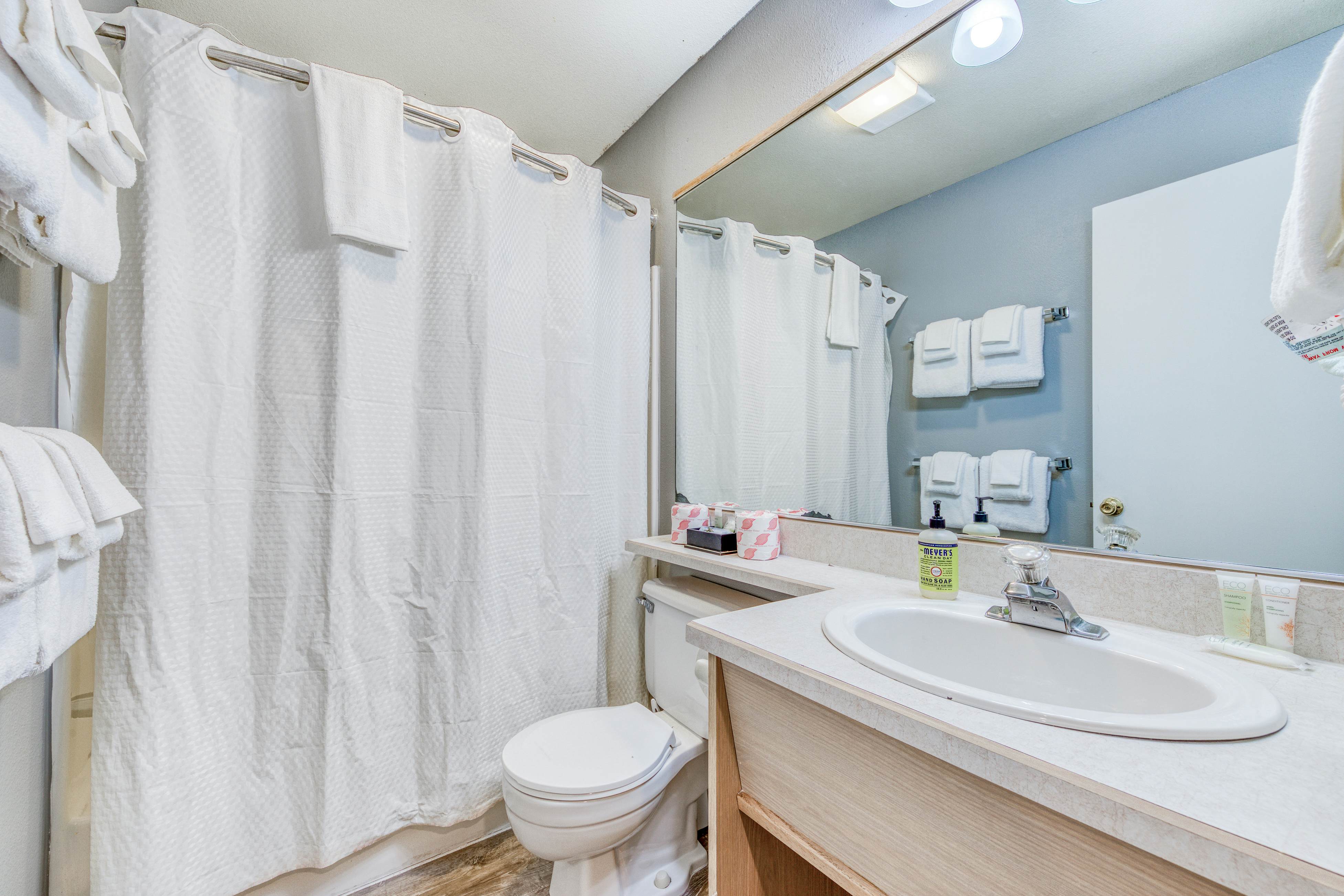 Dog-friendly motel w/ kitchens & kitchenettes and WiFi - walk to the beach