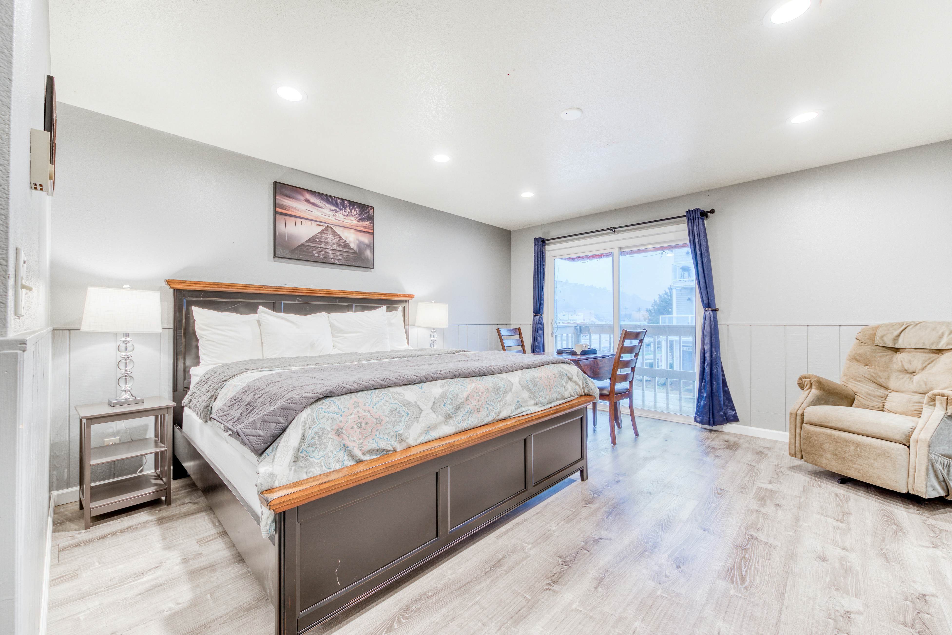 Dog-friendly motel w/ kitchens & kitchenettes and WiFi - walk to the beach