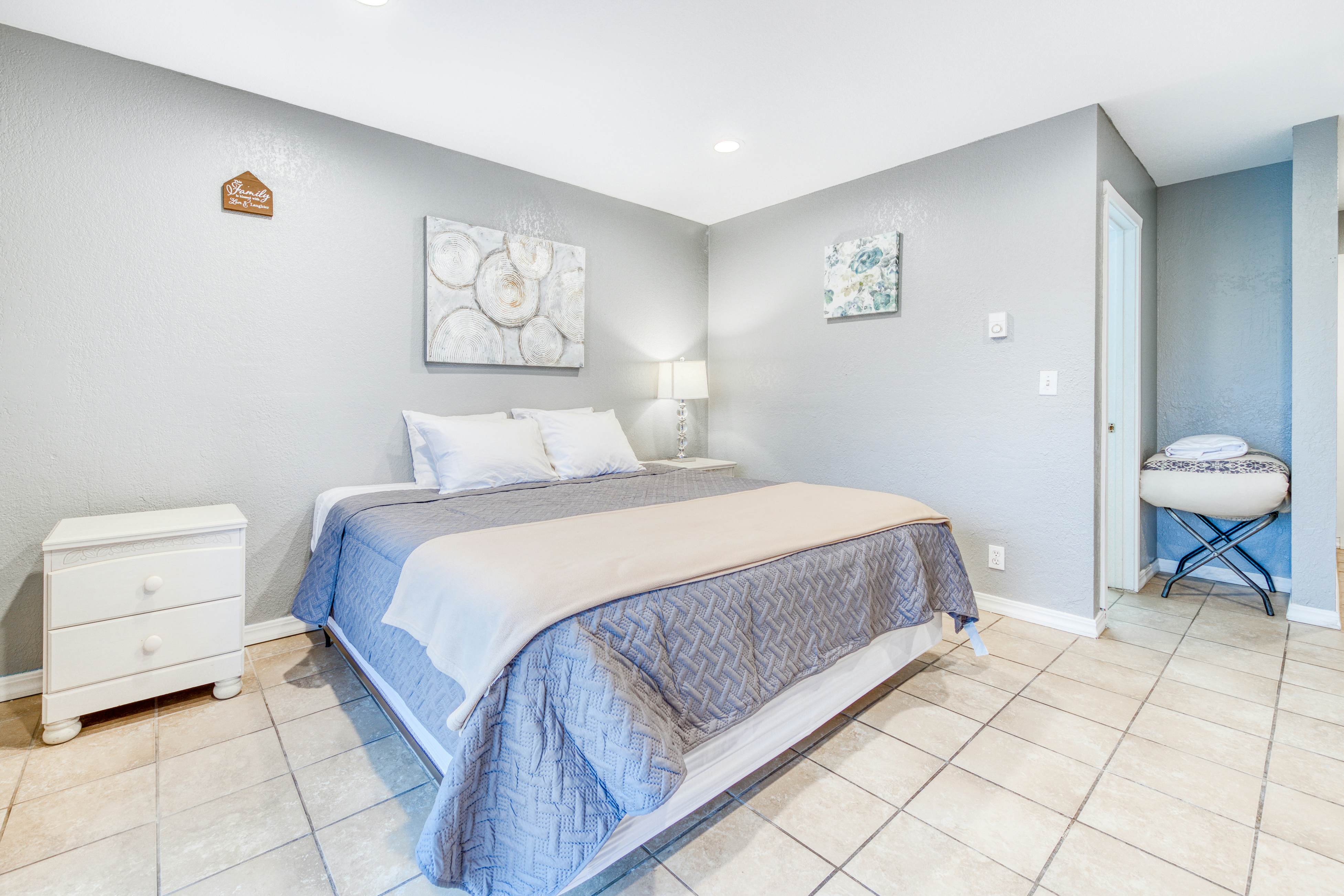 Dog-friendly motel w/ kitchens & kitchenettes and WiFi - walk to the beach