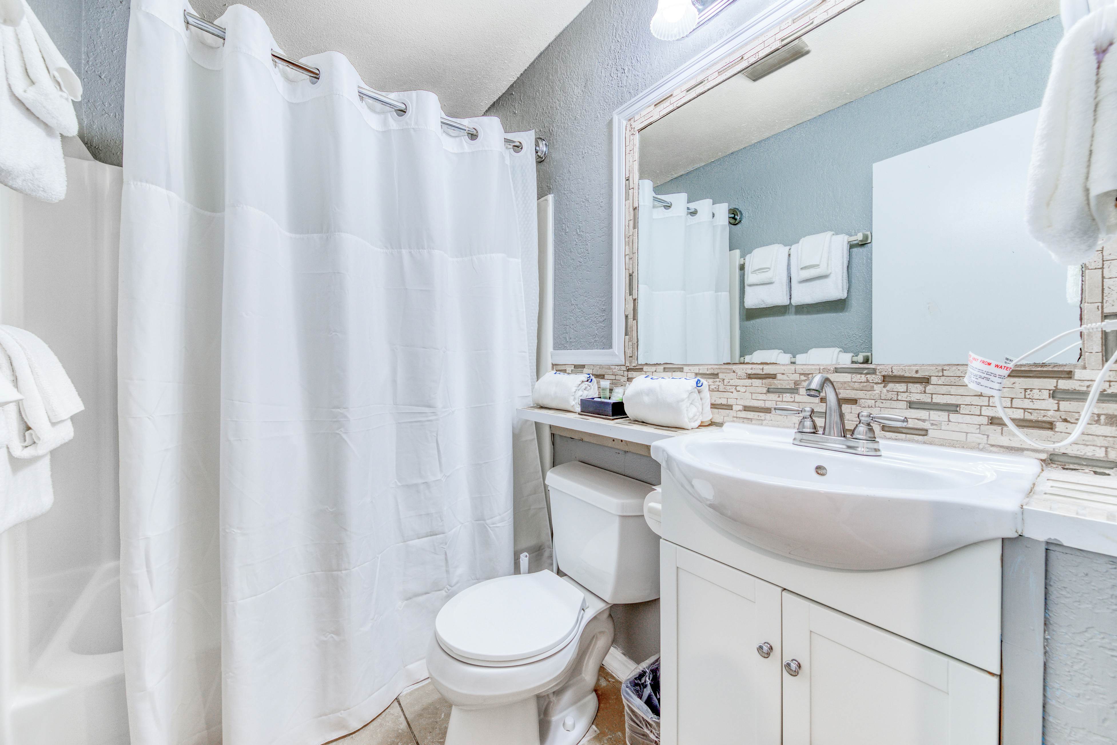 Dog-friendly motel w/ kitchens & kitchenettes and WiFi - walk to the beach