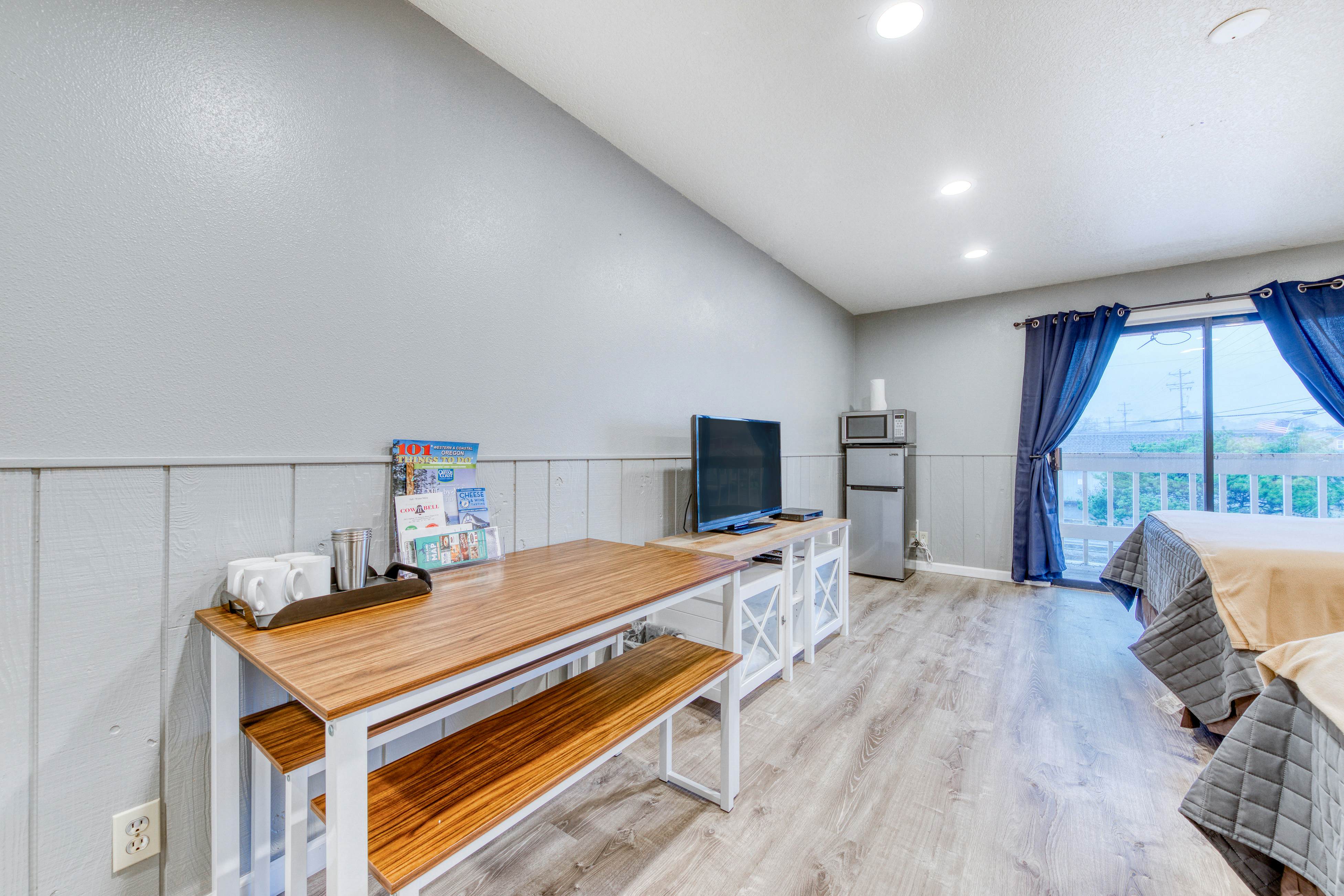 Dog-friendly motel w/ kitchens & kitchenettes and WiFi - walk to the beach