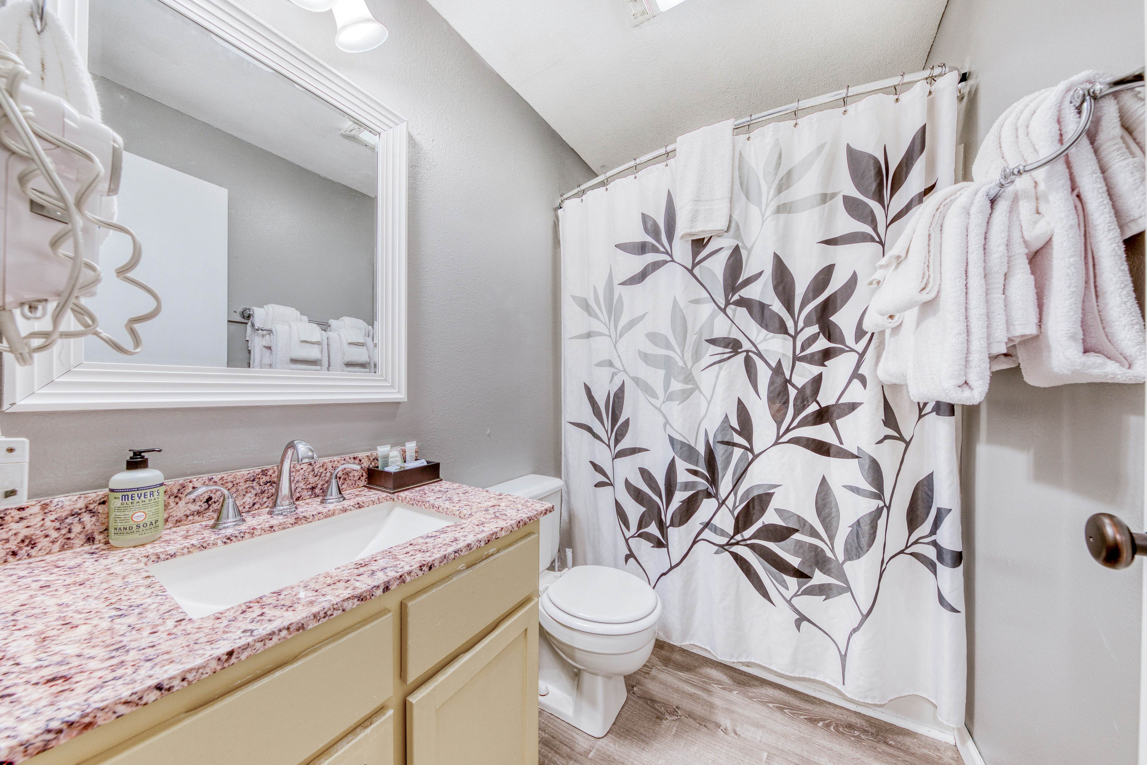 Dog-friendly motel w/ kitchens & kitchenettes and WiFi - walk to the beach