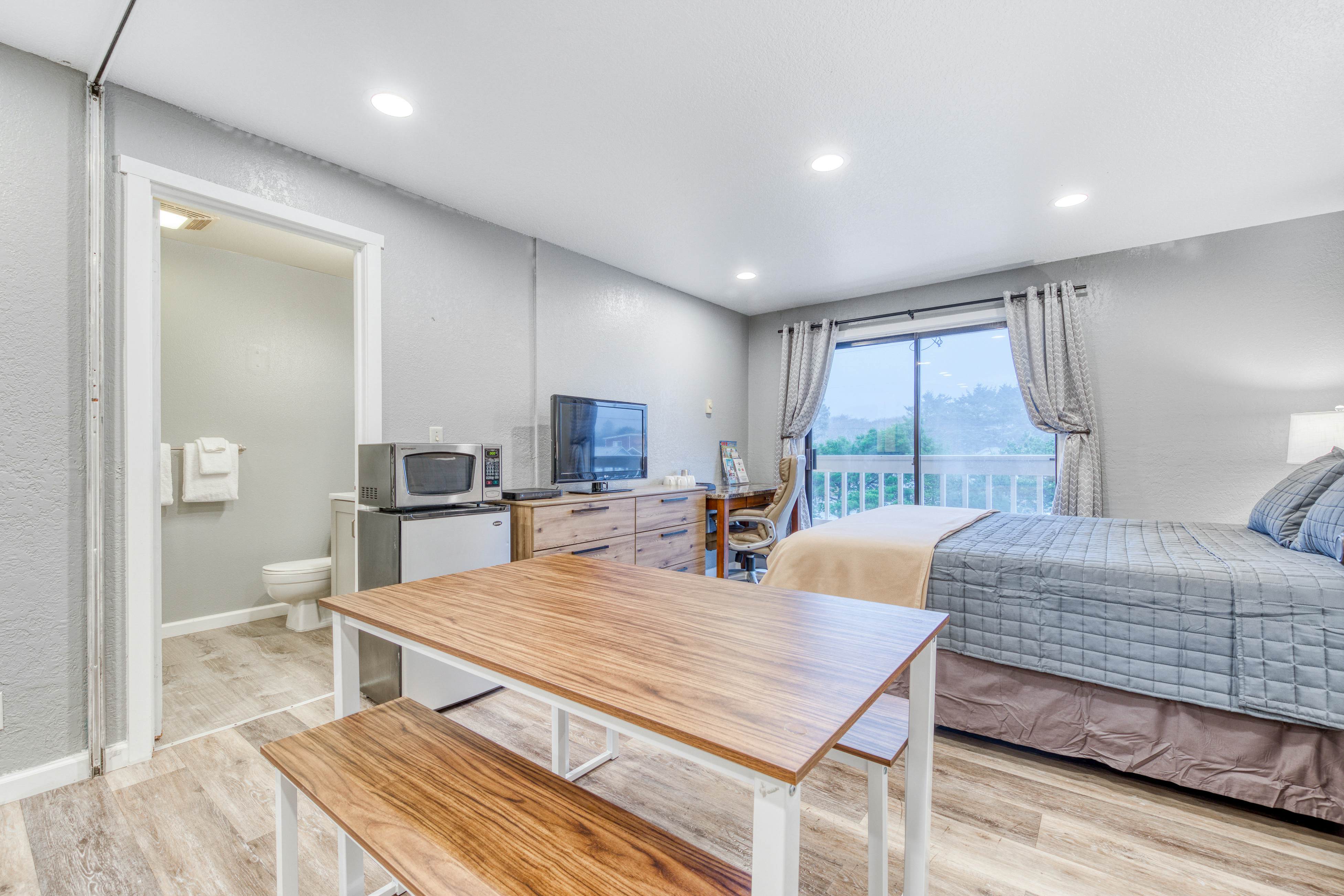 Dog-friendly motel w/ kitchens & kitchenettes and WiFi - walk to the beach