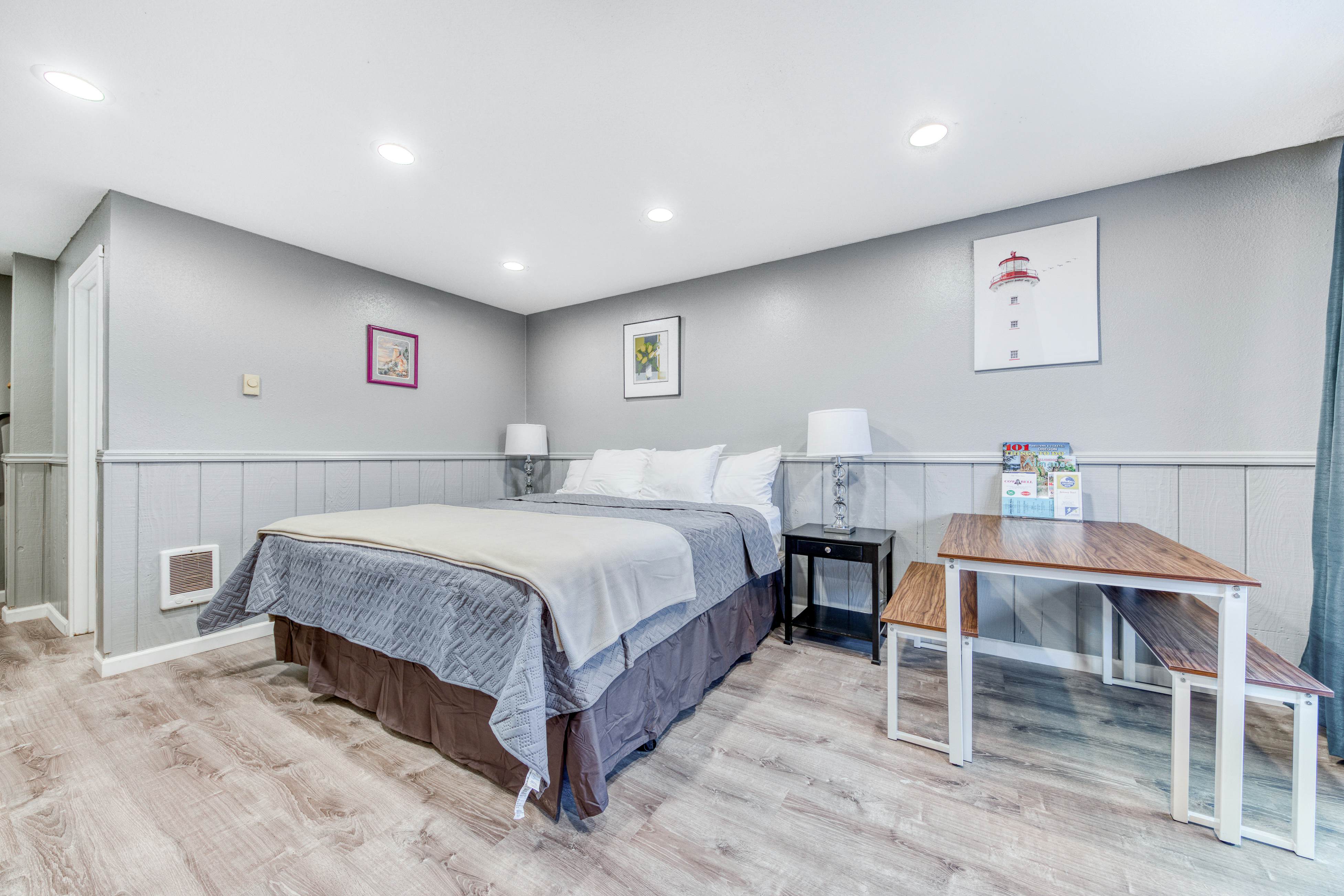 Dog-friendly motel w/ kitchens & kitchenettes and WiFi - walk to the beach