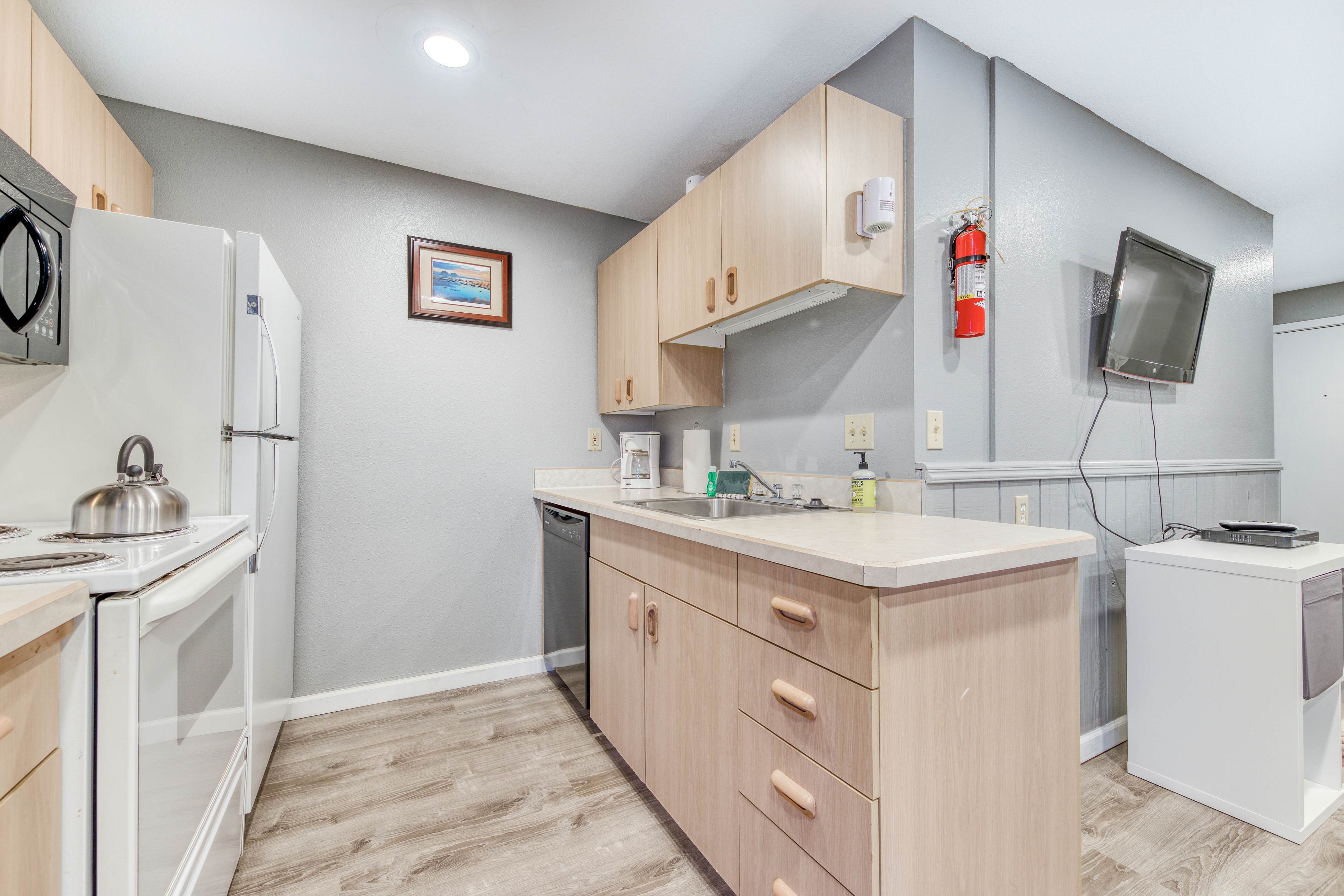 Dog-friendly motel w/ kitchens & kitchenettes and WiFi - walk to the beach