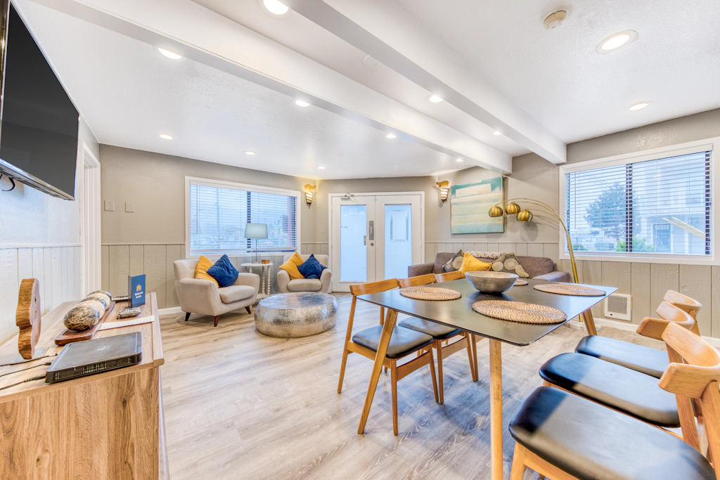 Deluxe Dog Friendly Room with full kitchen near the beach and downtown