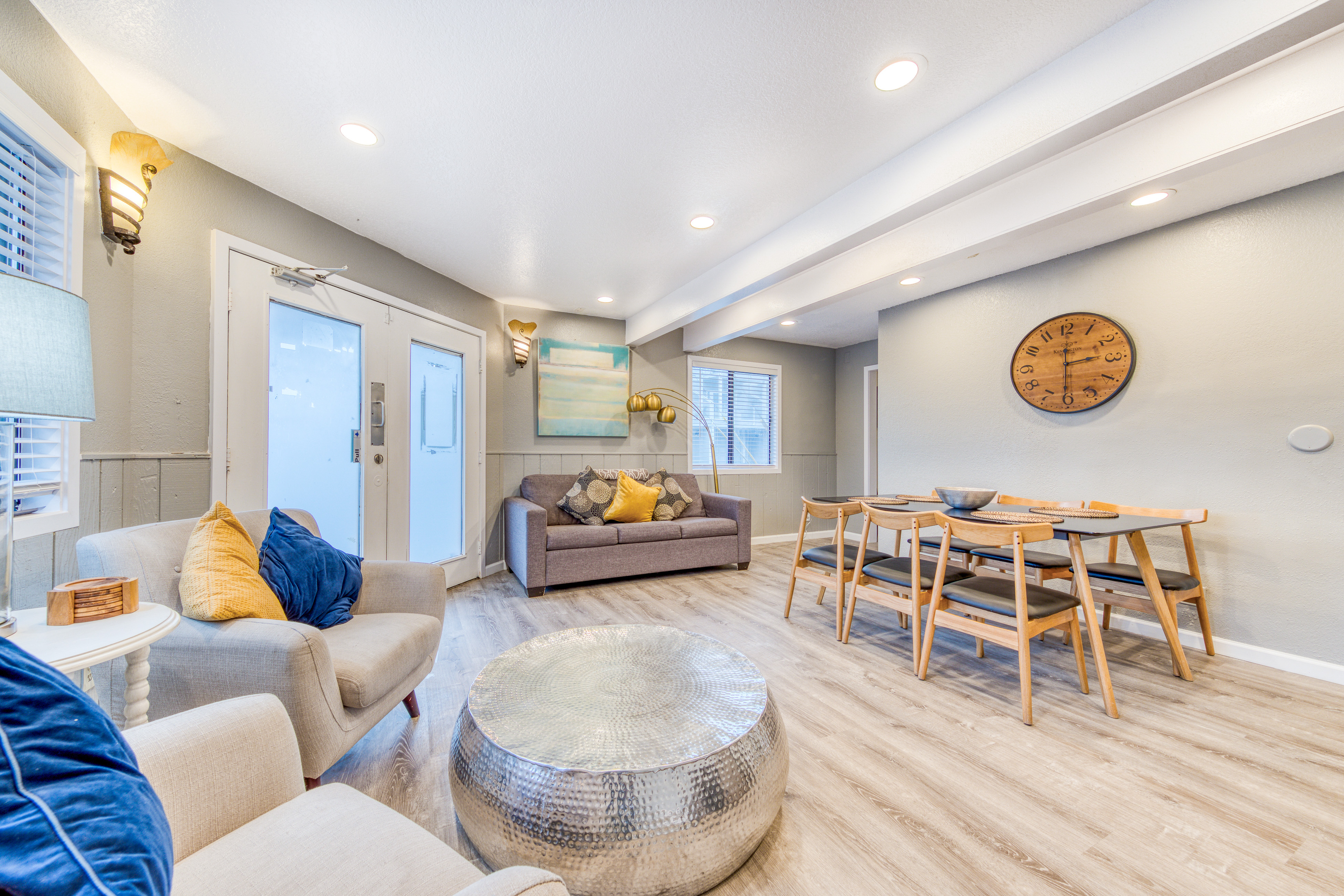 Deluxe Dog Friendly Room with full kitchen near the beach and downtown