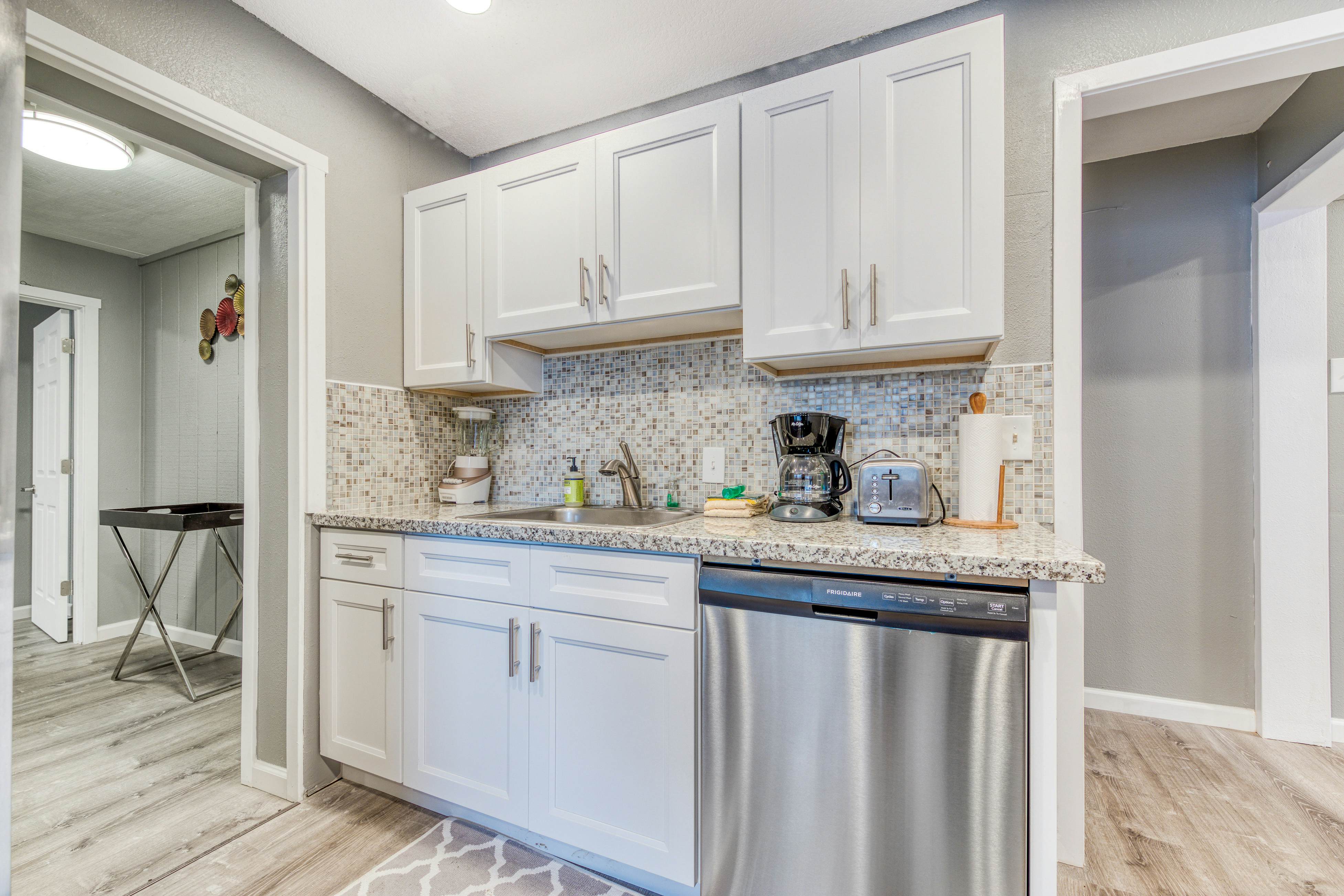 Deluxe Dog-Friendly Room w/ full kitchen - near the beach & downtown