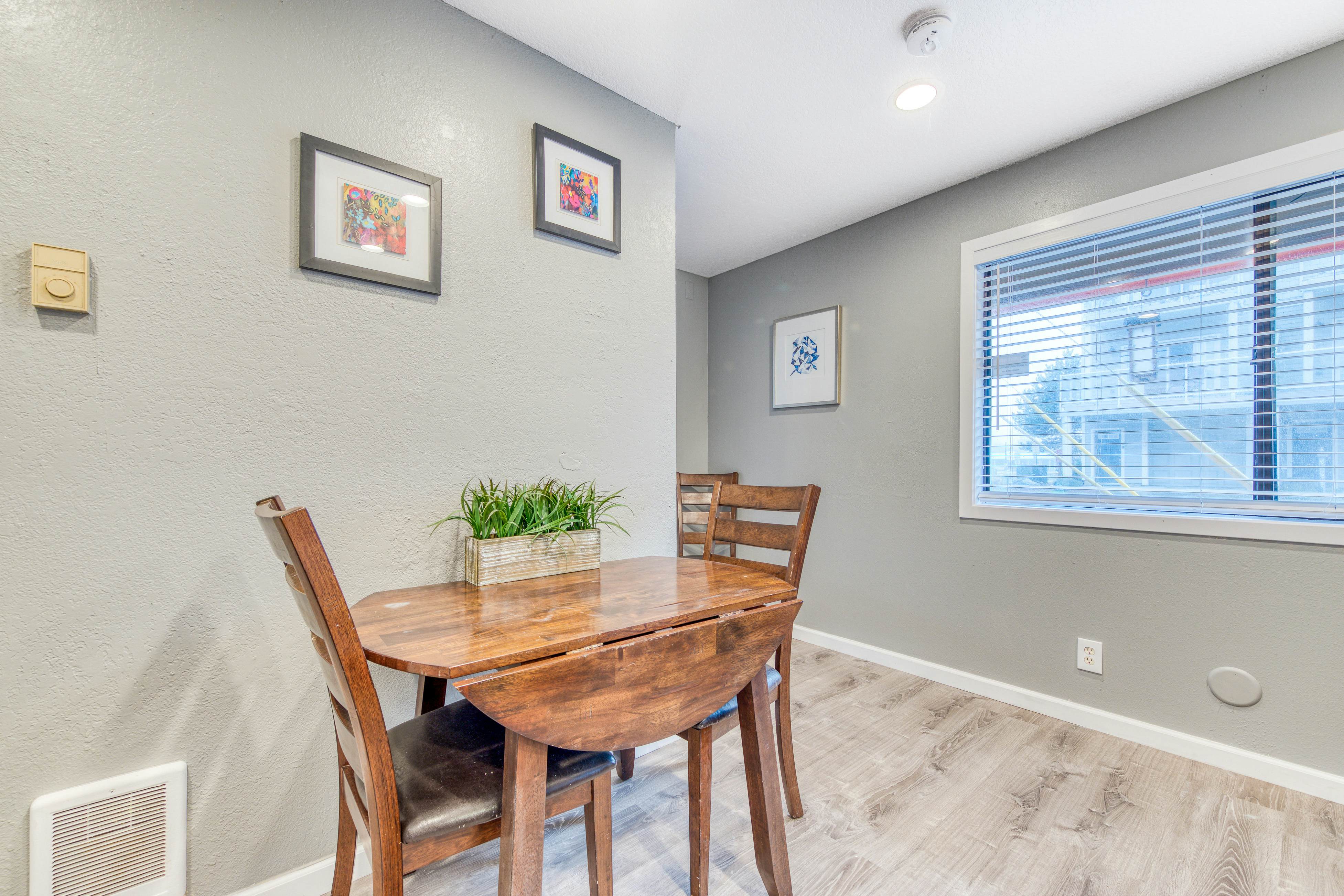 Deluxe Dog-Friendly Room w/ full kitchen - near the beach & downtown