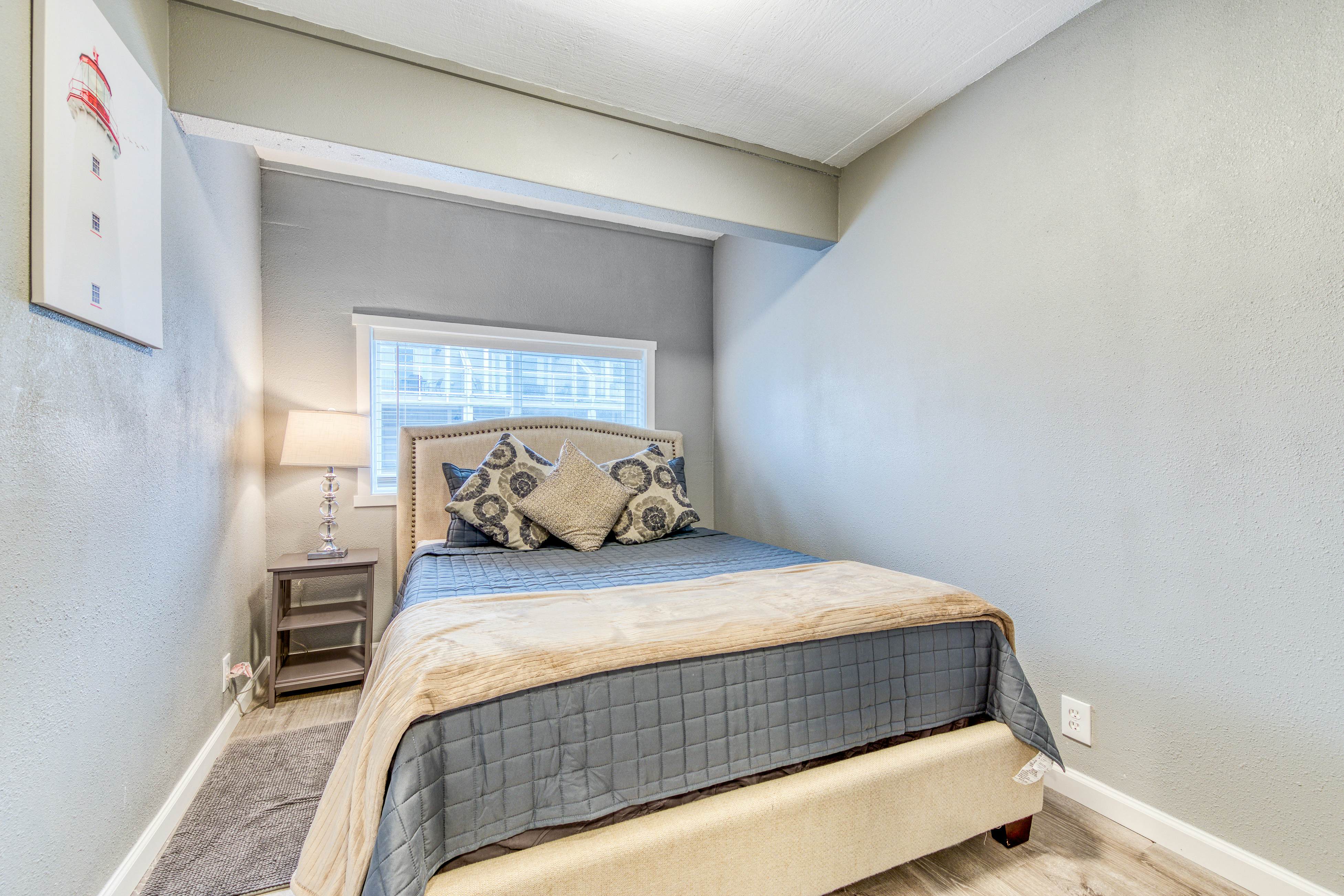 Deluxe Dog-Friendly Room w/ full kitchen - near the beach & downtown