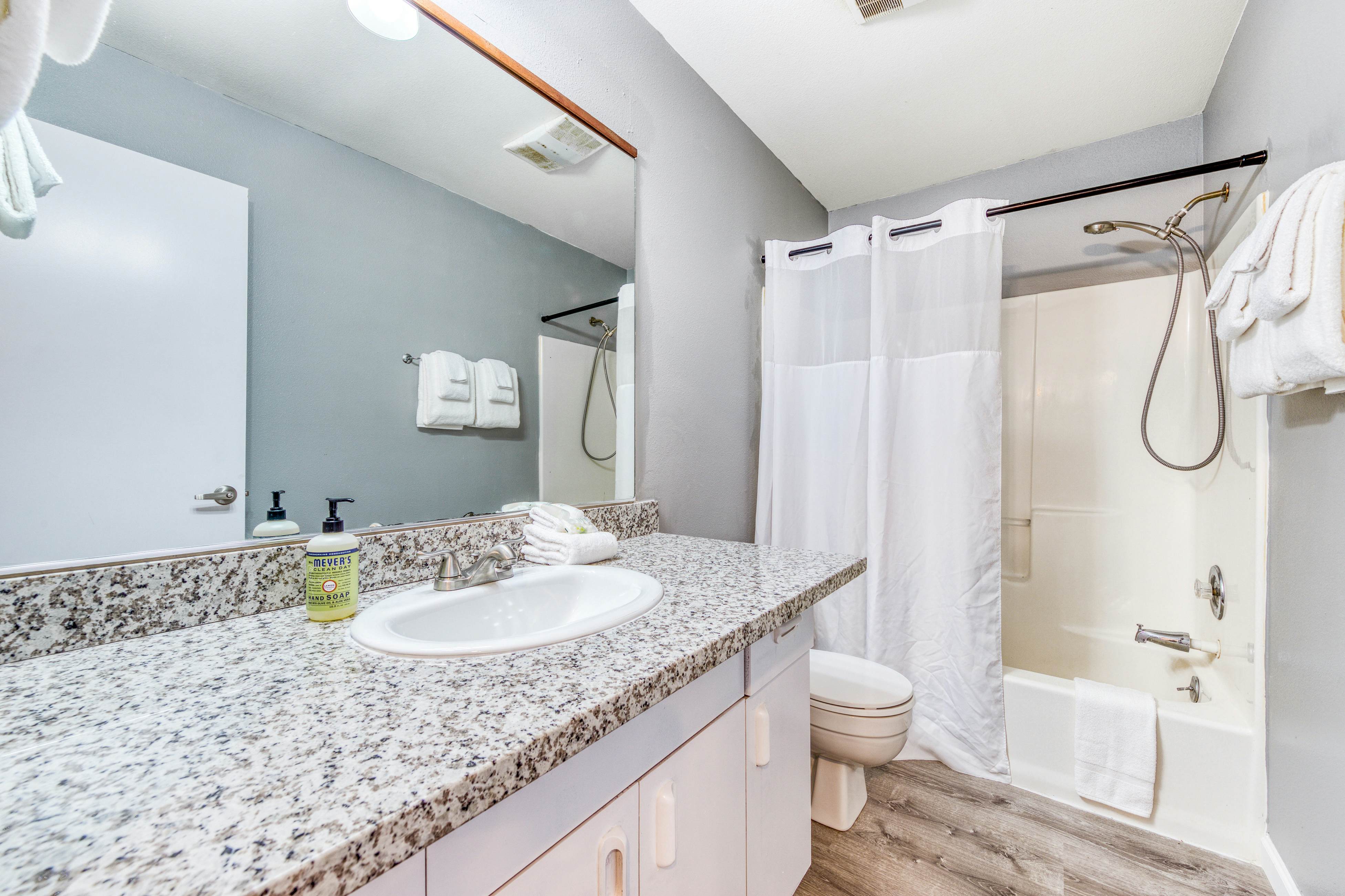 Deluxe Dog-Friendly Room w/ full kitchen - near the beach & downtown