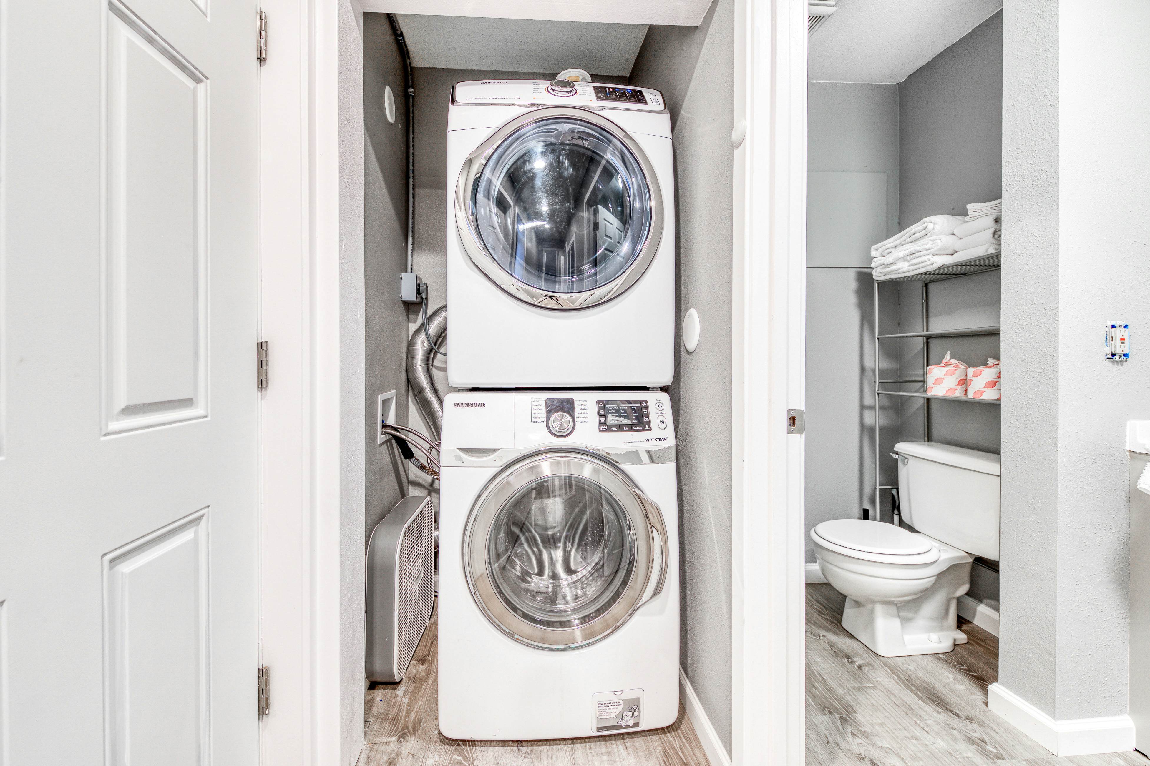 Deluxe Dog-Friendly Room w/ full kitchen - near the beach & downtown