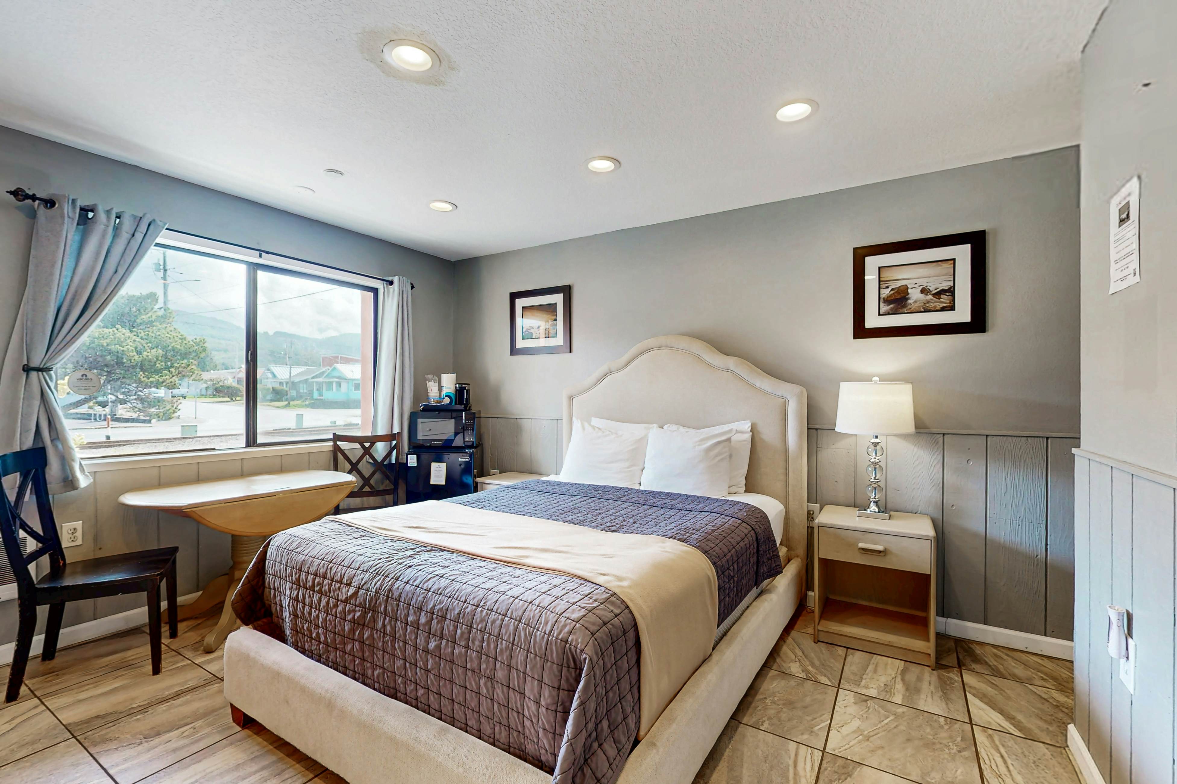 Charming Dog-Friendly Room w/ Kitchenette - Walk to Downtown and the Beach