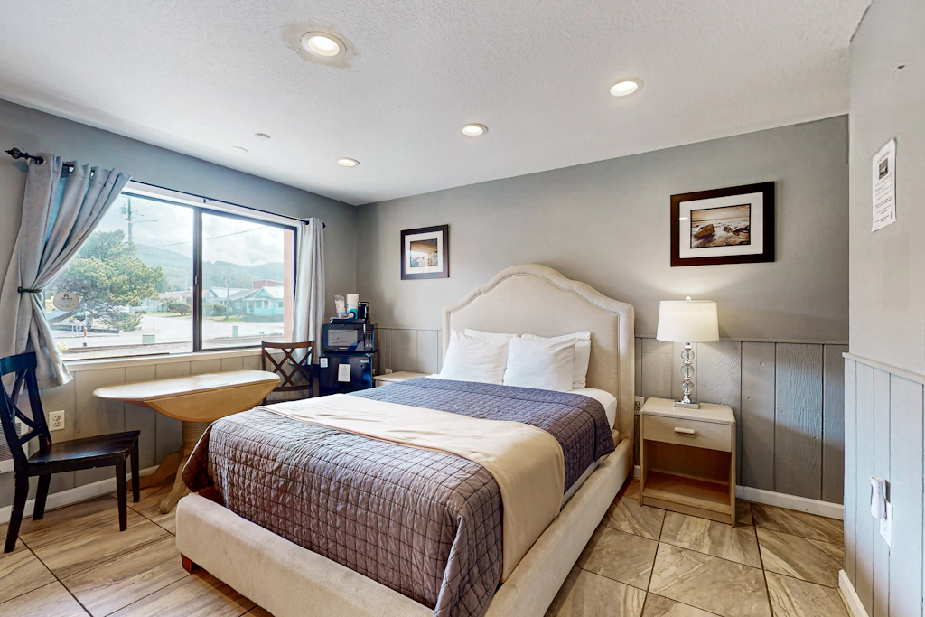 Charming Dog Friendly Room with Kitchenette Walk to Downtown and the Beach