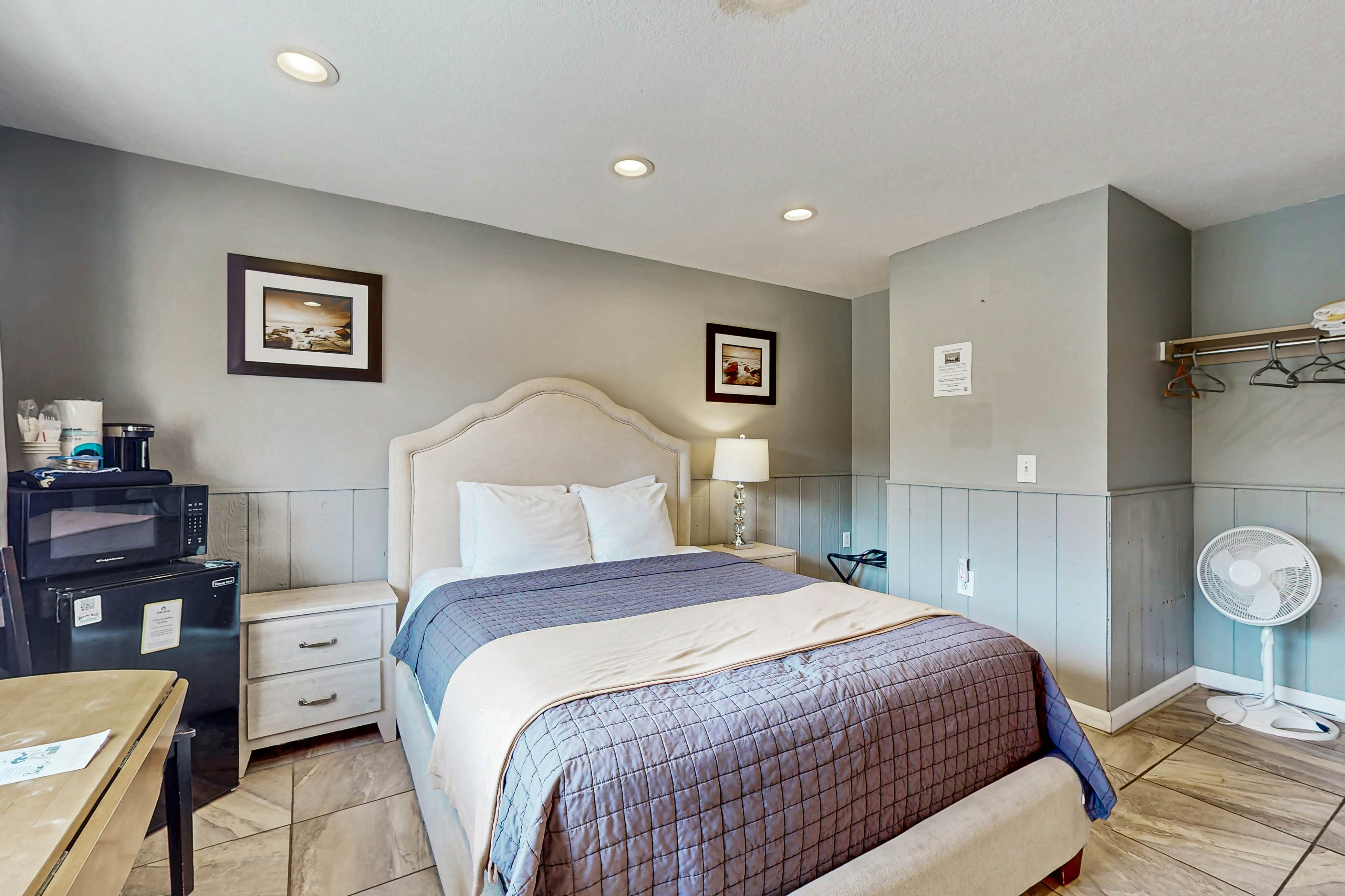 Charming Dog-Friendly Room w/ Kitchenette - Walk to Downtown and the Beach