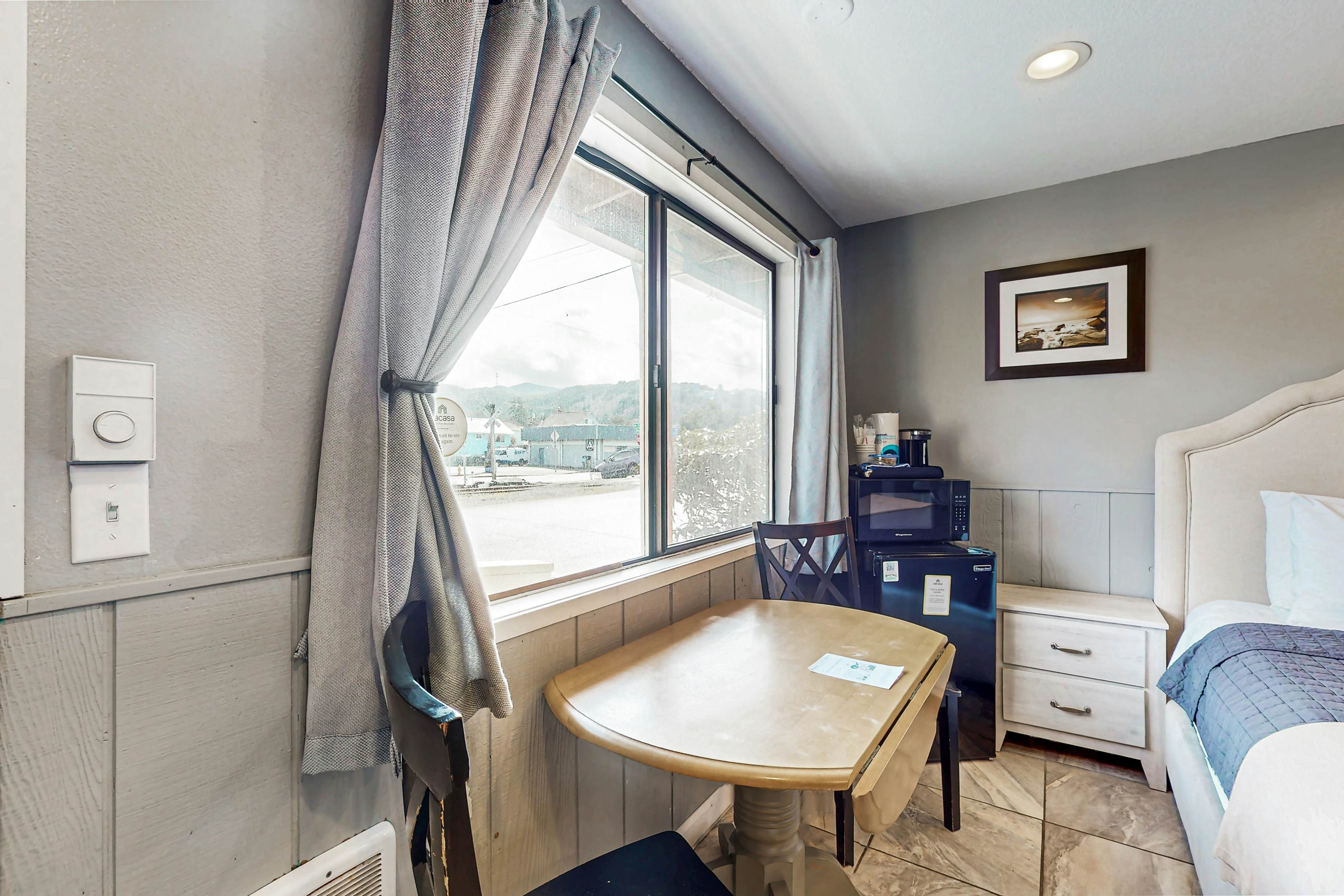 Charming Dog-Friendly Room w/ Kitchenette - Walk to Downtown and the Beach