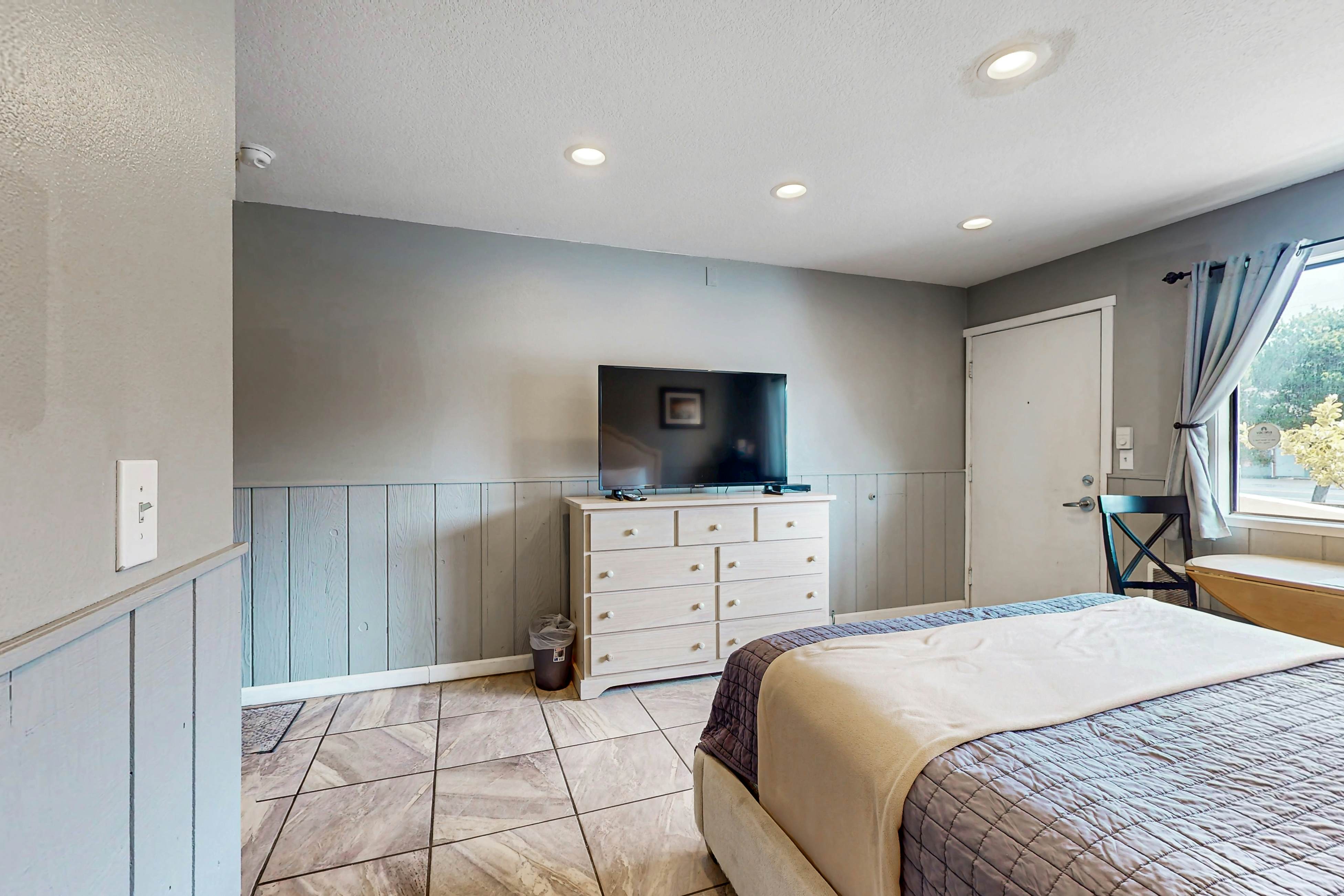 Charming Dog-Friendly Room w/ Kitchenette - Walk to Downtown and the Beach