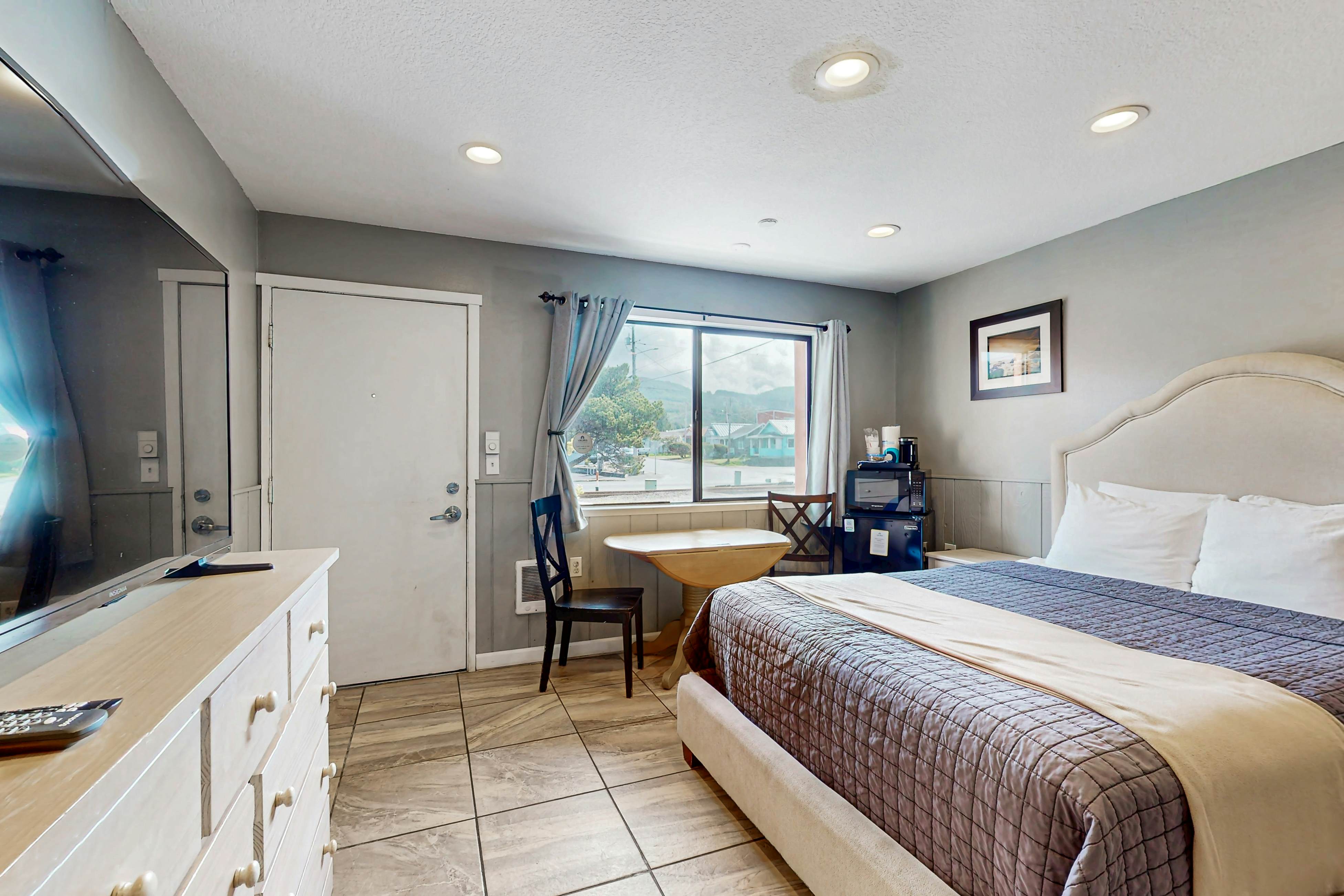 Charming Dog-Friendly Room w/ Kitchenette - Walk to Downtown and the Beach