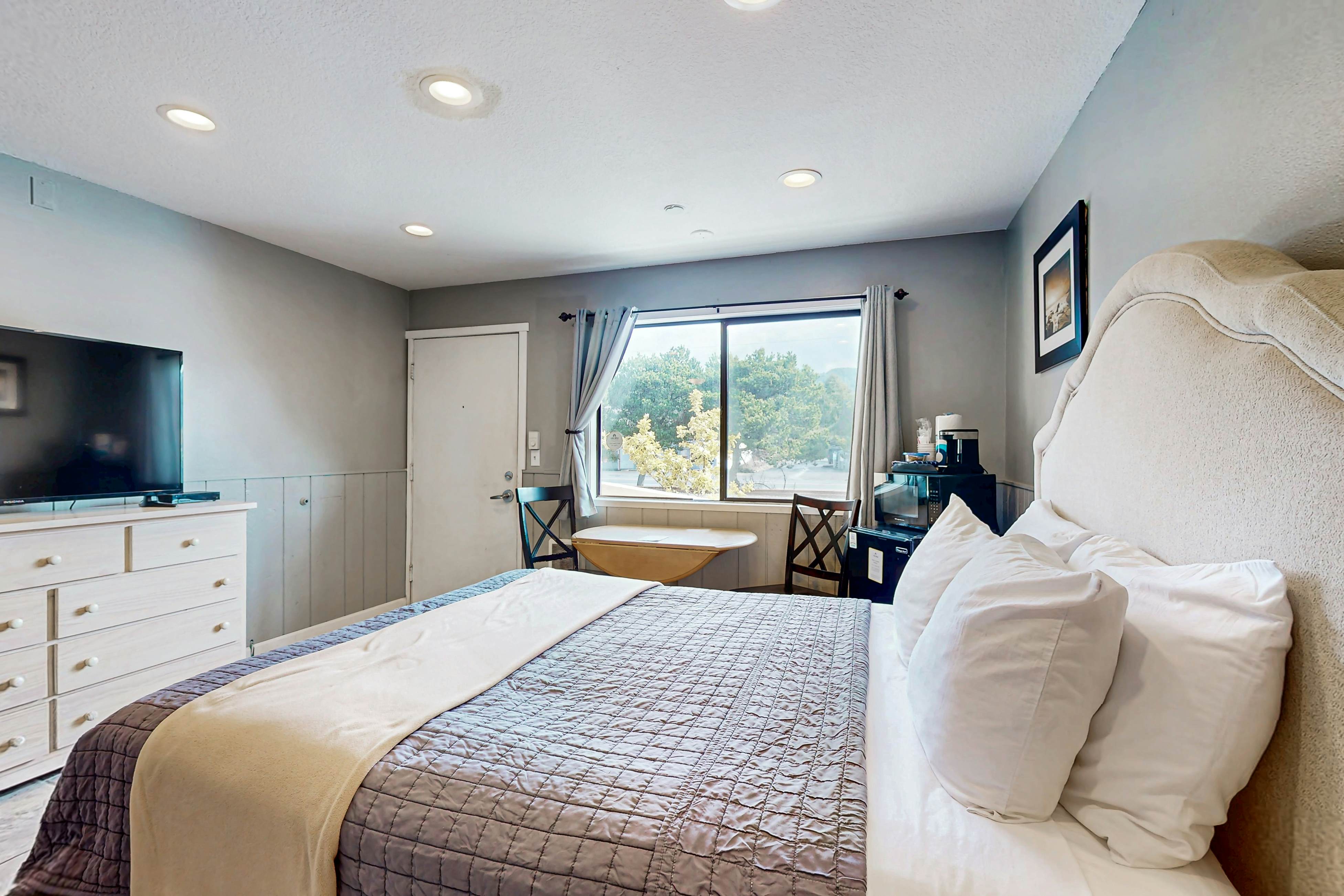 Charming Dog-Friendly Room w/ Kitchenette - Walk to Downtown and the Beach