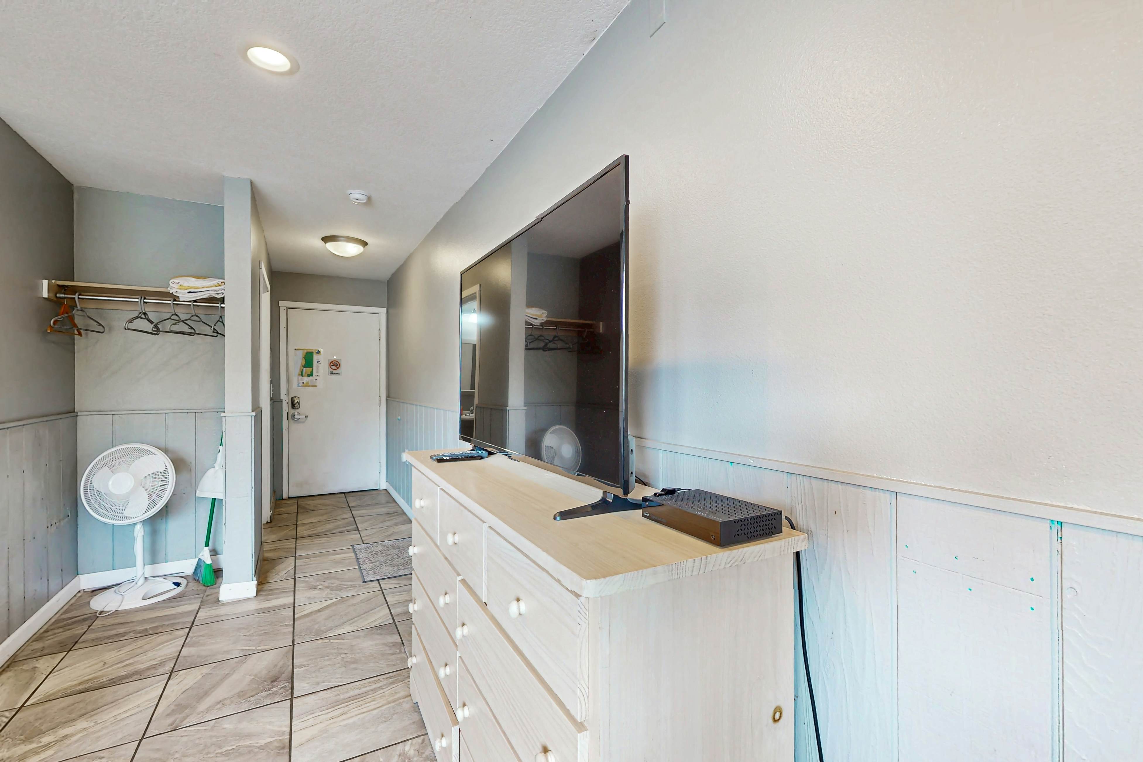 Charming Dog-Friendly Room w/ Kitchenette - Walk to Downtown and the Beach