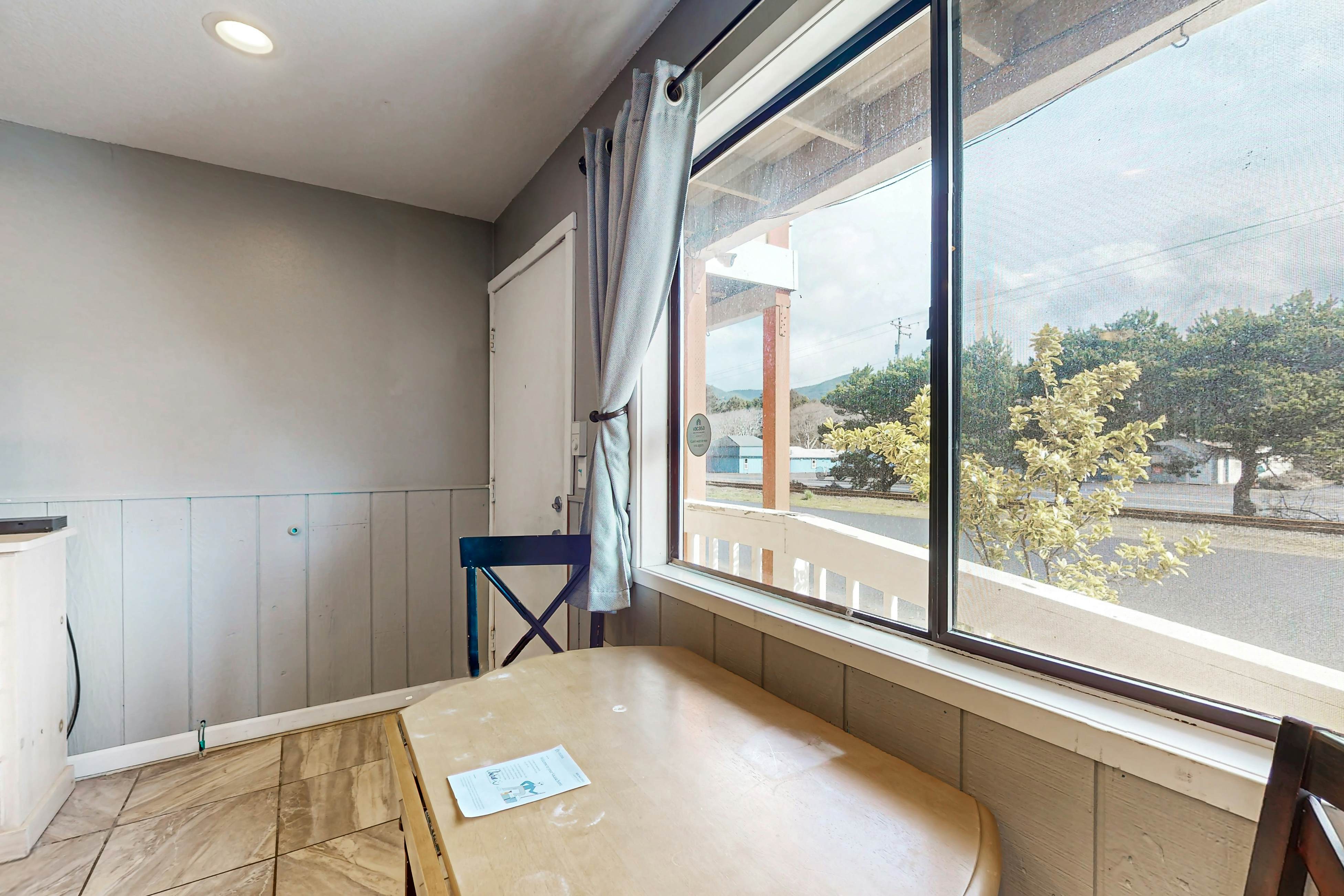 Charming Dog-Friendly Room w/ Kitchenette - Walk to Downtown and the Beach