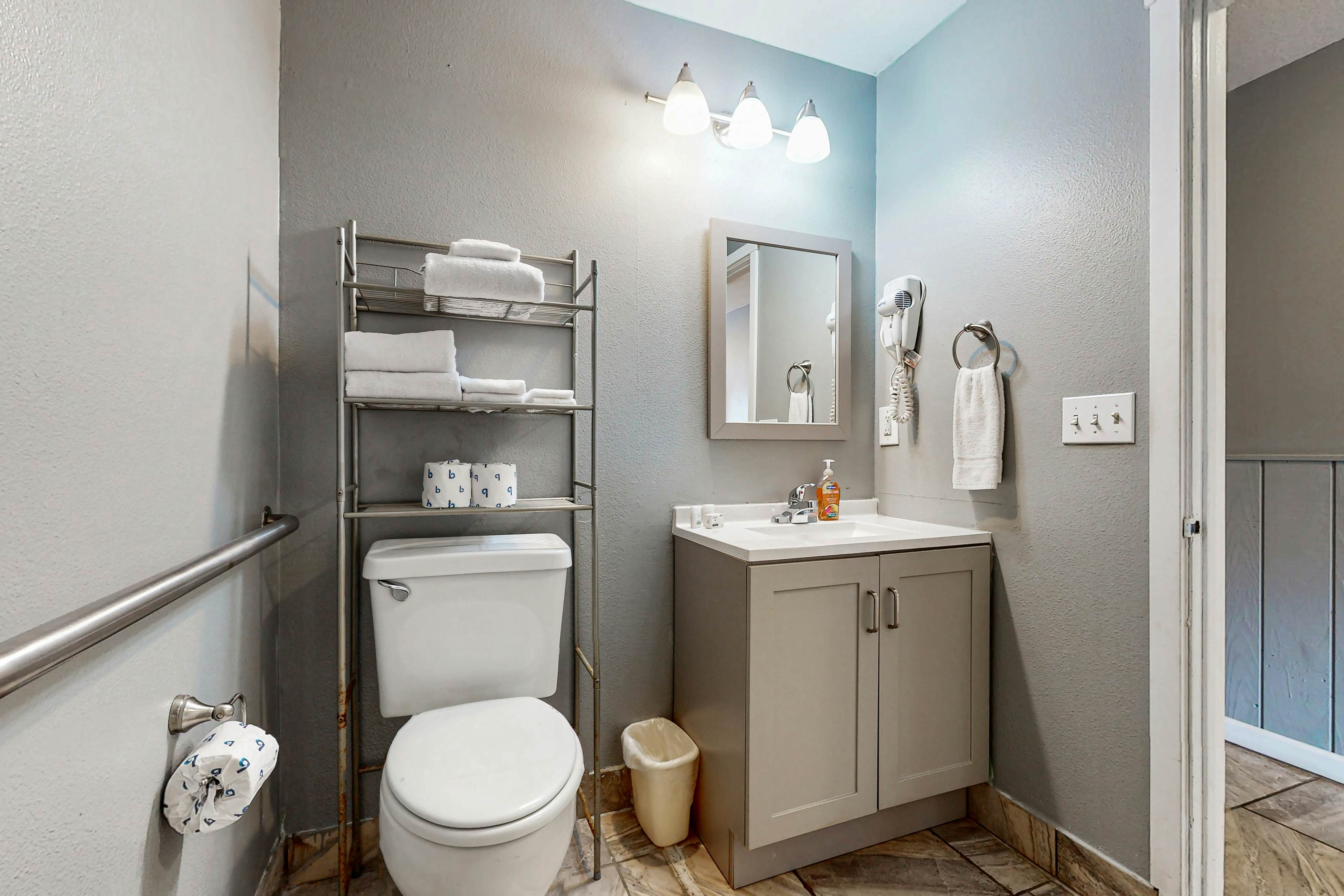 Charming Dog-Friendly Room w/ Kitchenette - Walk to Downtown and the Beach