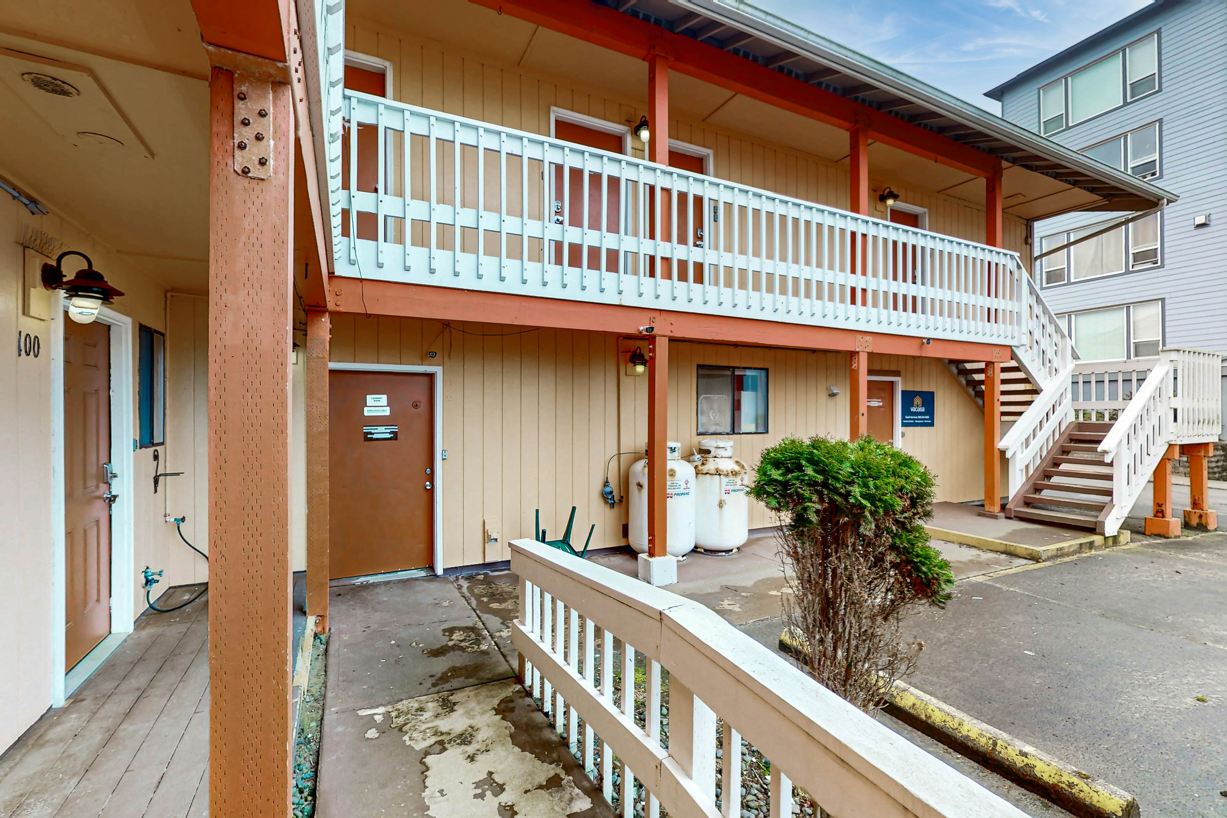 Charming Dog-Friendly Room w/ Kitchenette - Walk to Downtown and the Beach