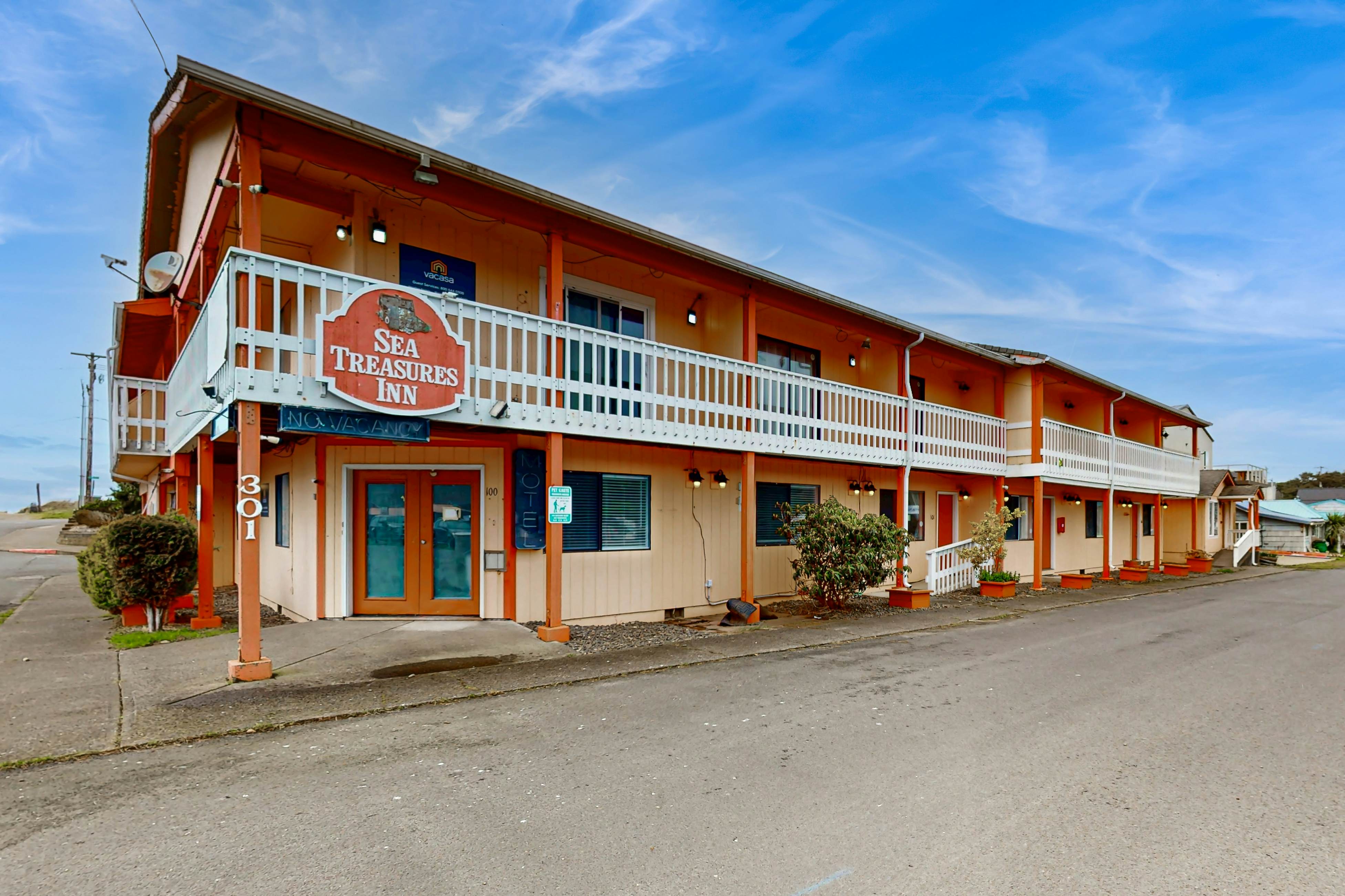 Charming Dog-Friendly Room w/ Kitchenette - Walk to Downtown and the Beach