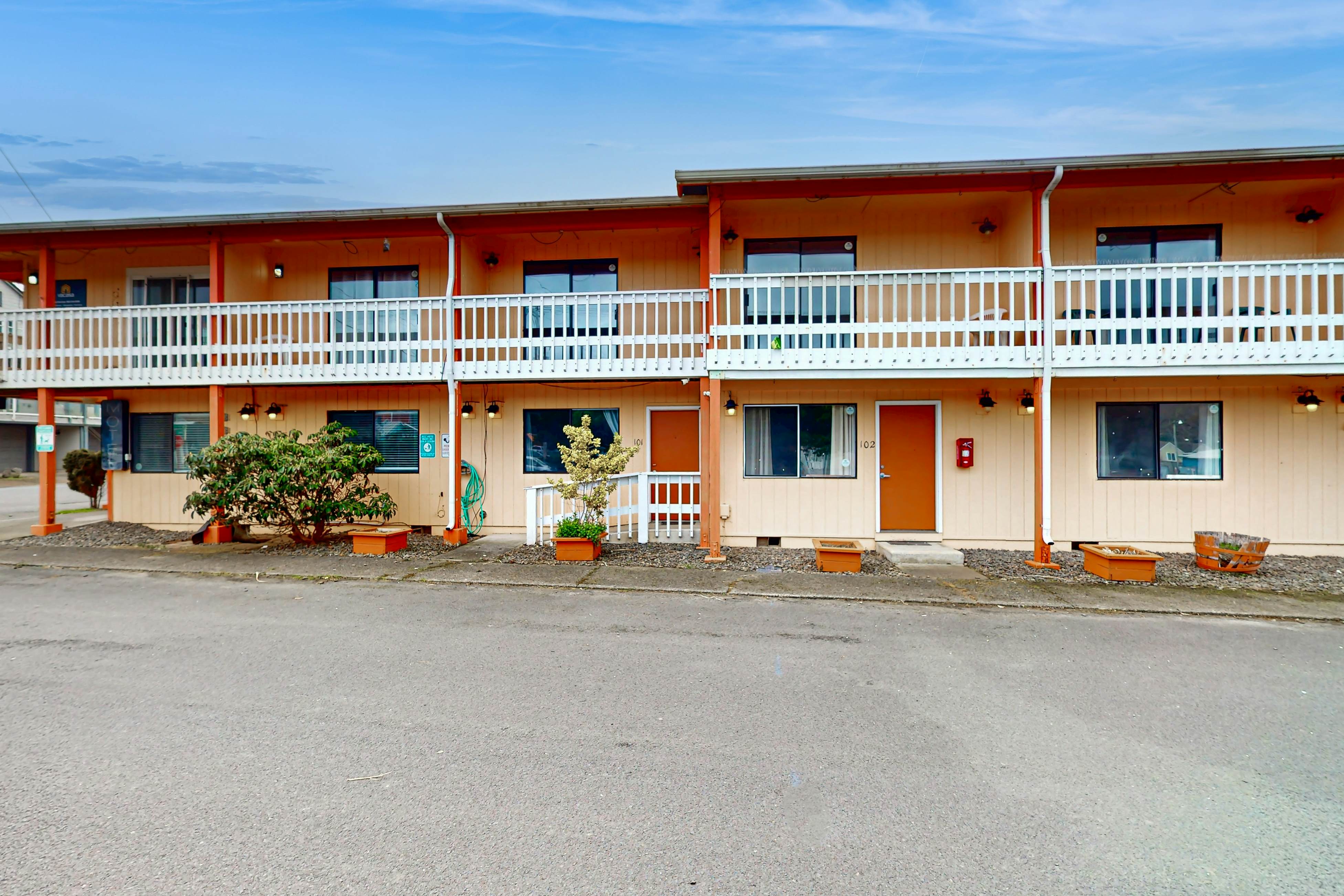 Charming Dog-Friendly Room w/ Kitchenette - Walk to Downtown and the Beach