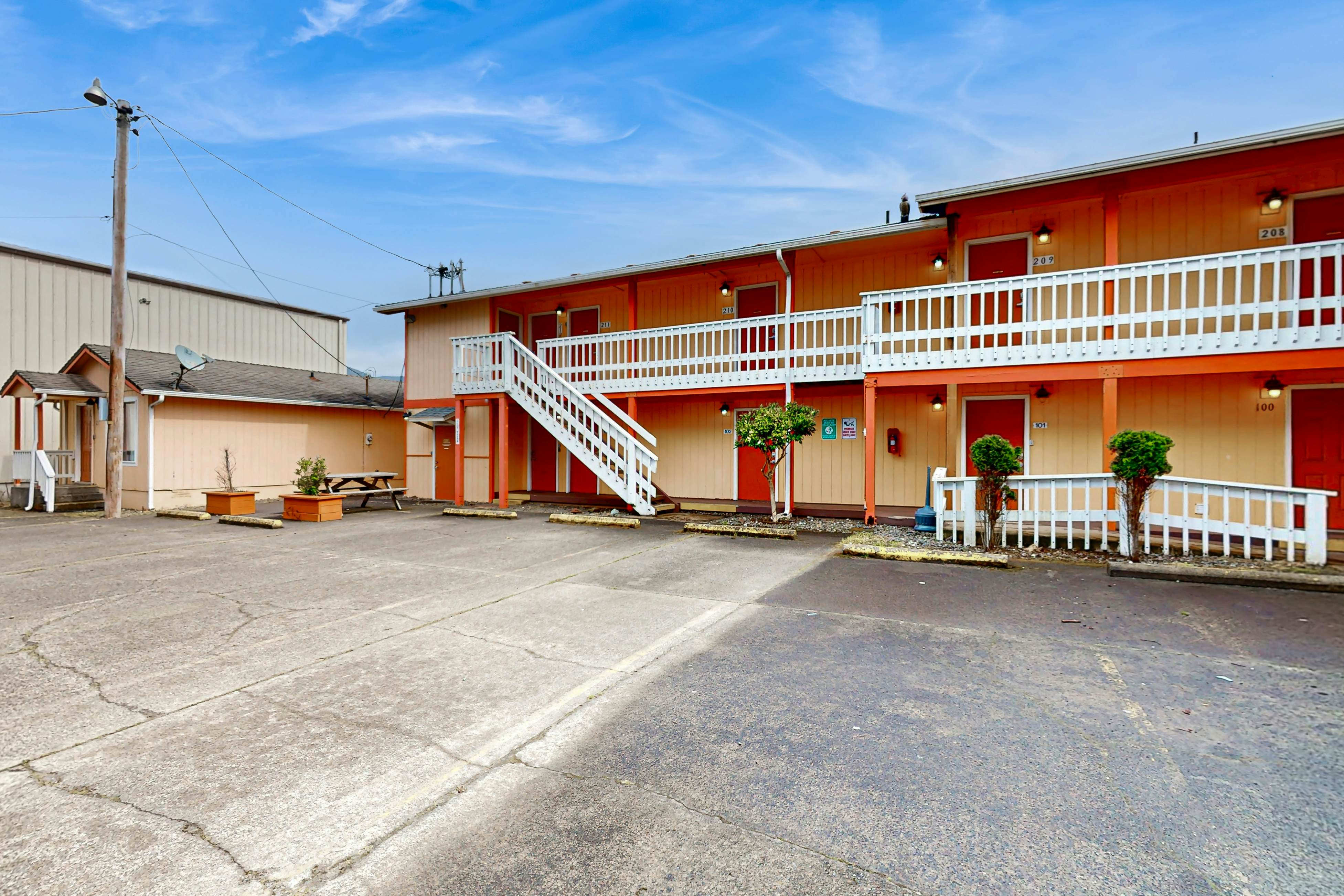 Charming Dog-Friendly Room w/ Kitchenette - Walk to Downtown and the Beach