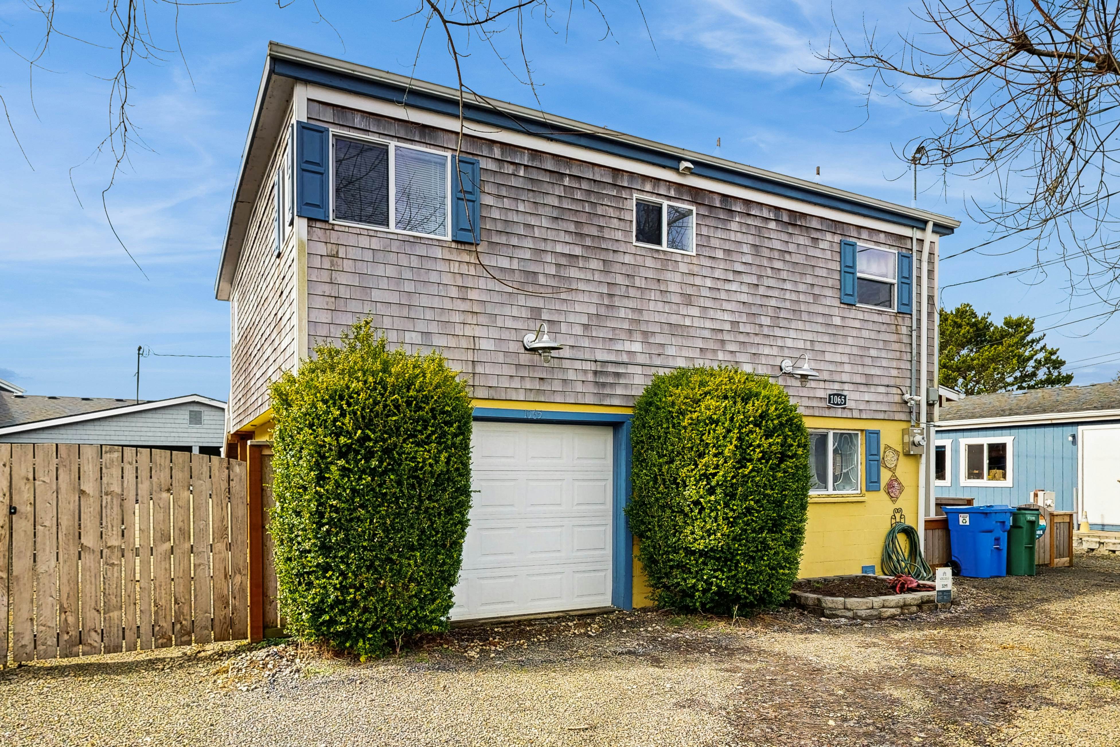 Charming, modern home close to the beach with full kitchen, WiFi, & large deck