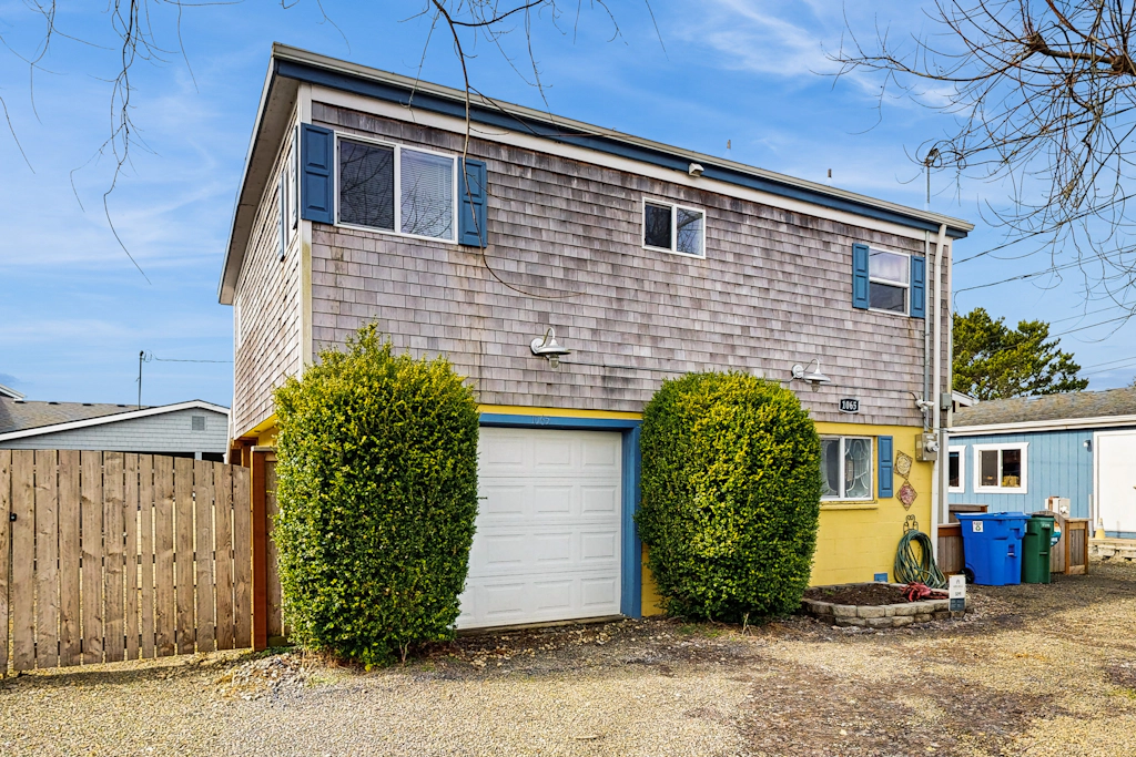 Charming modern home close to the beach with full kitchen WiFi and large deck