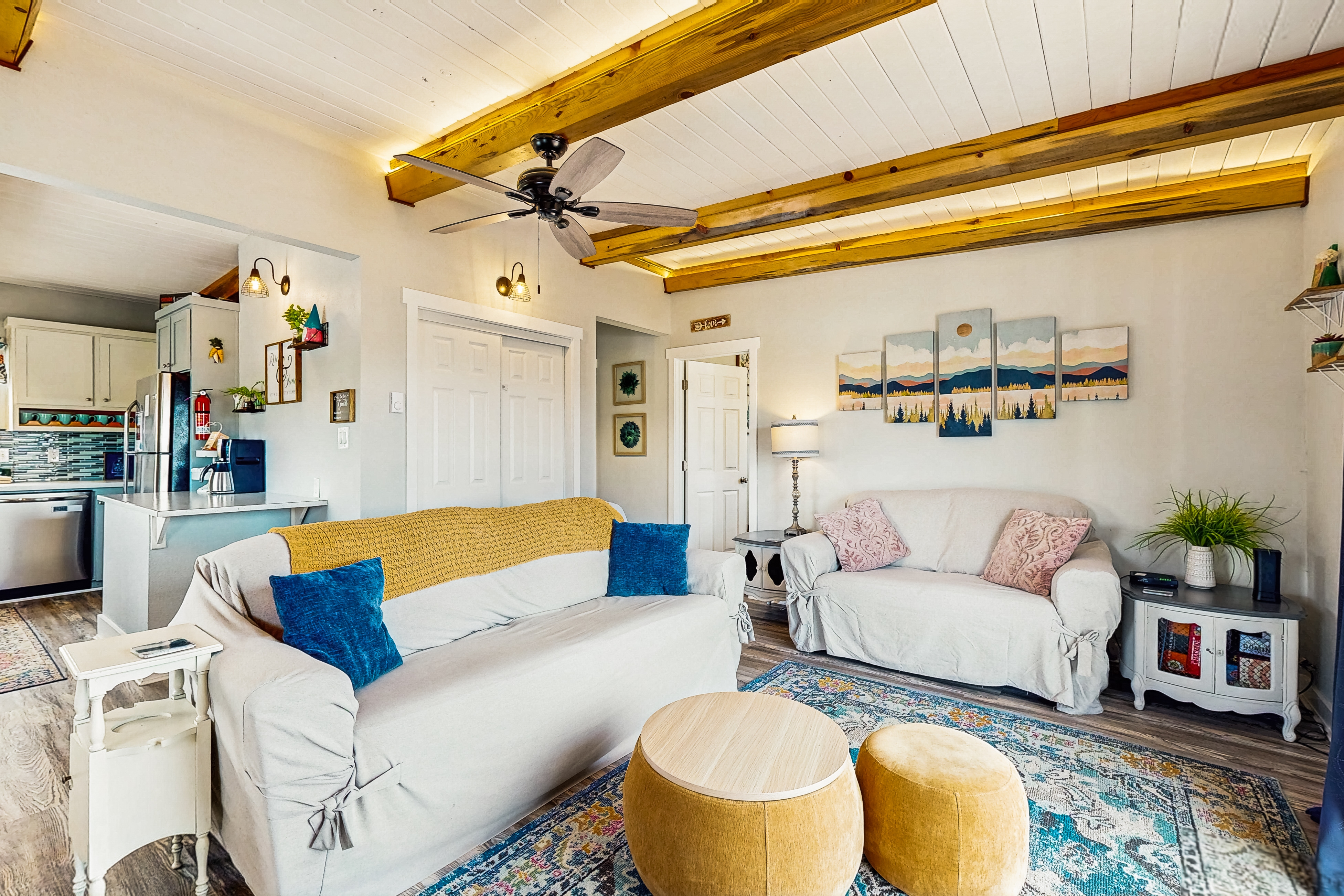 Charming modern home close to the beach with full kitchen WiFi and large deck