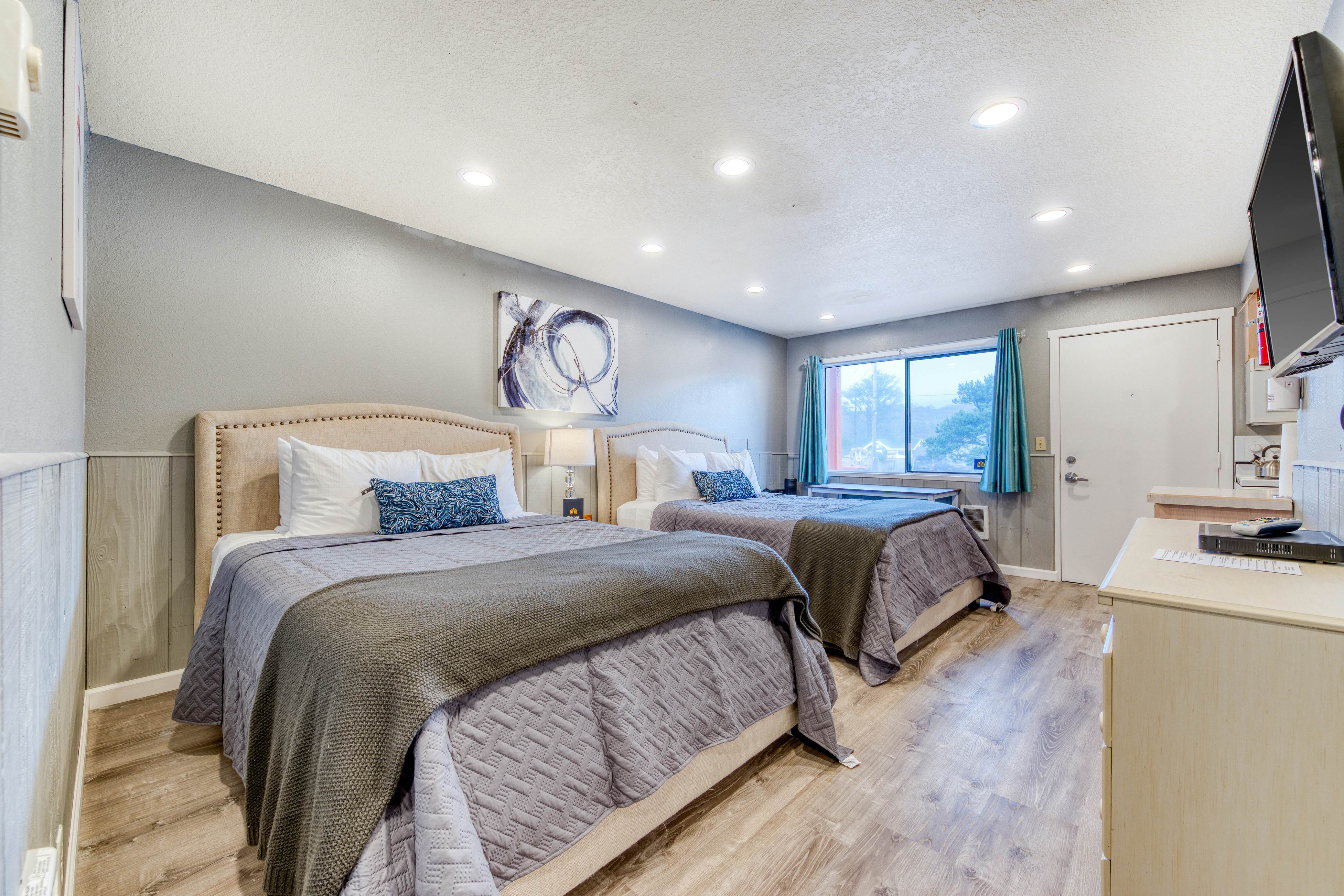 Dog-Friendly Room w/ Full Kitchen - Walk to the Beach and Downtown