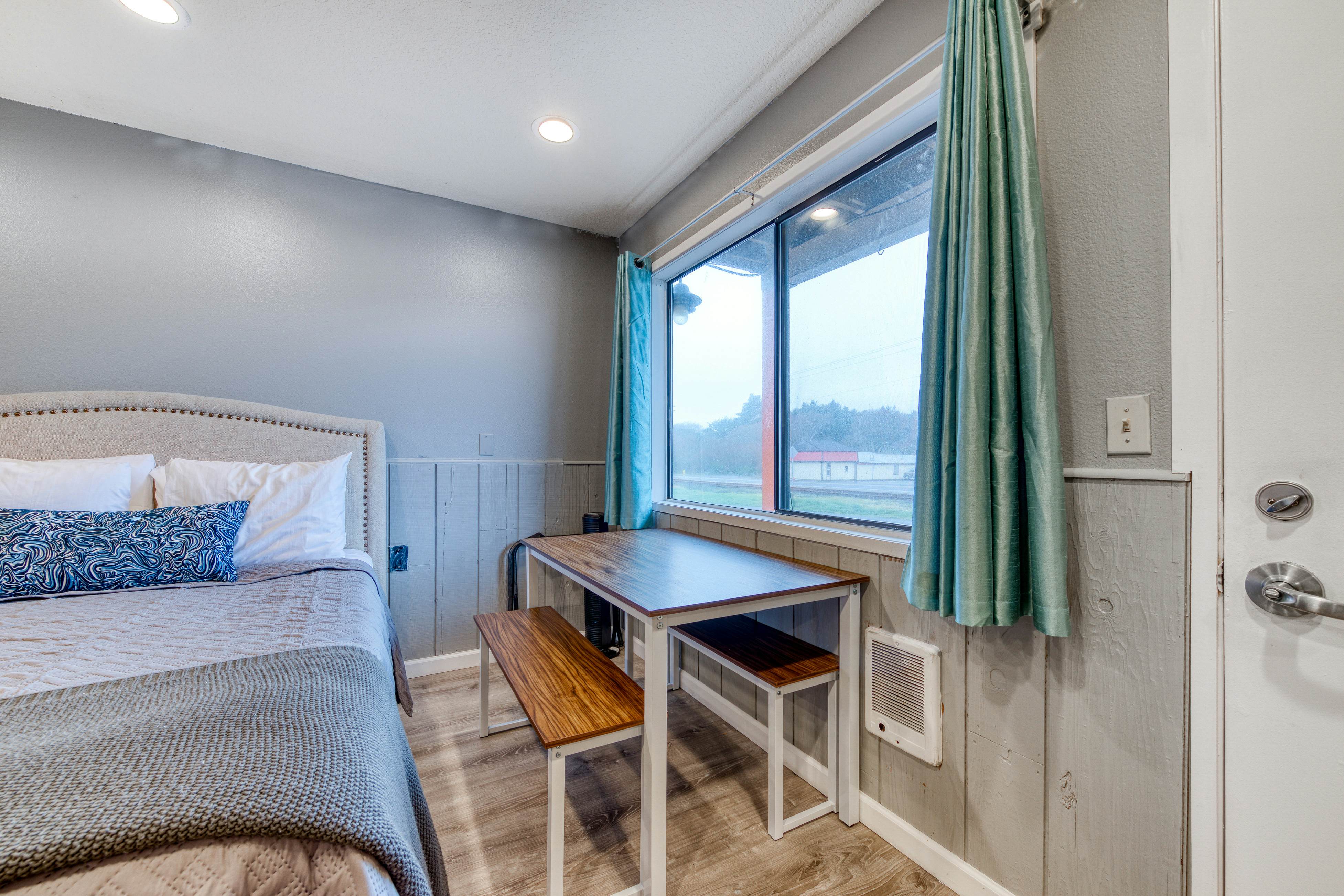 Dog-Friendly Room w/ Full Kitchen - Walk to the Beach and Downtown