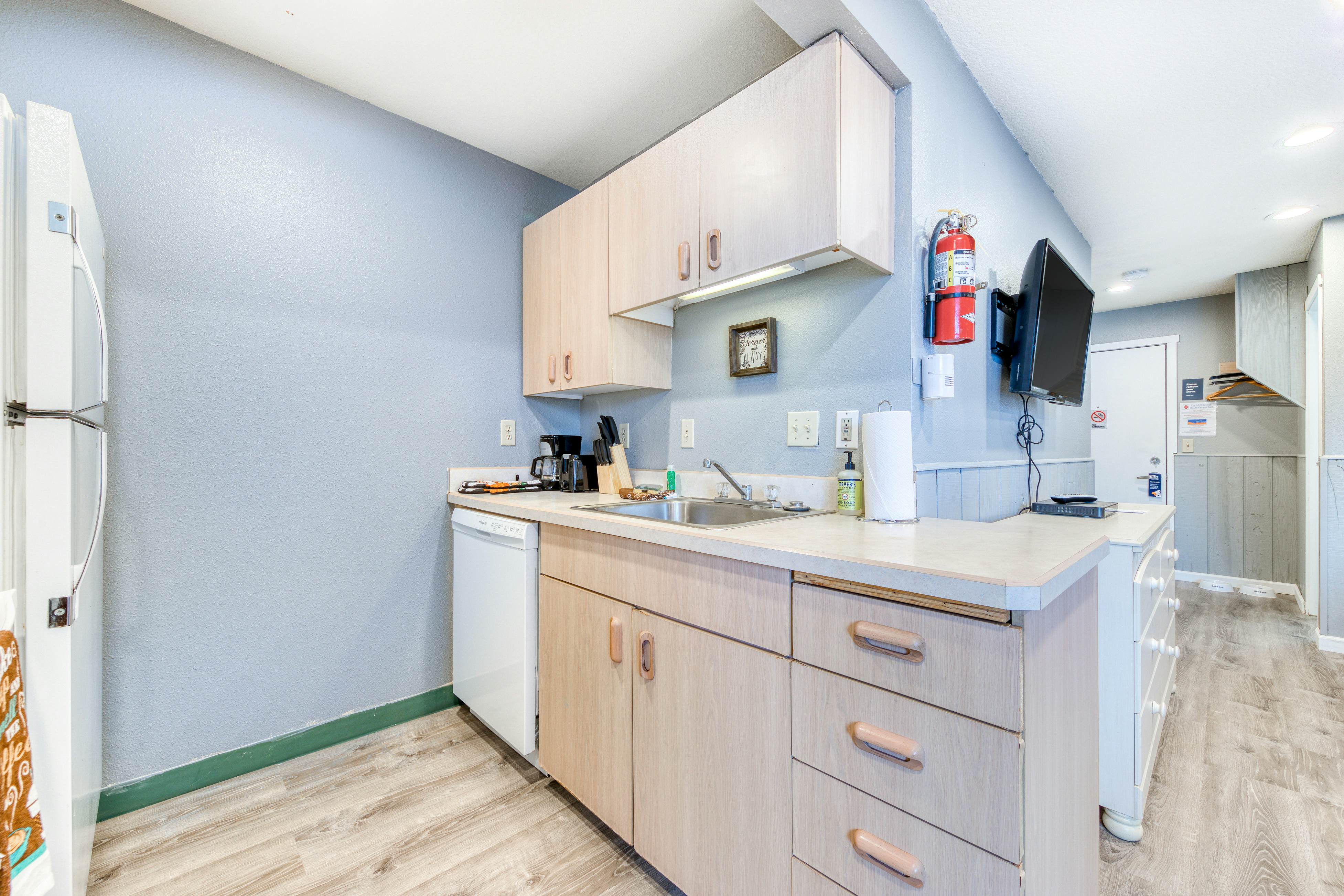 Dog-Friendly Room w/ Full Kitchen - Walk to the Beach and Downtown