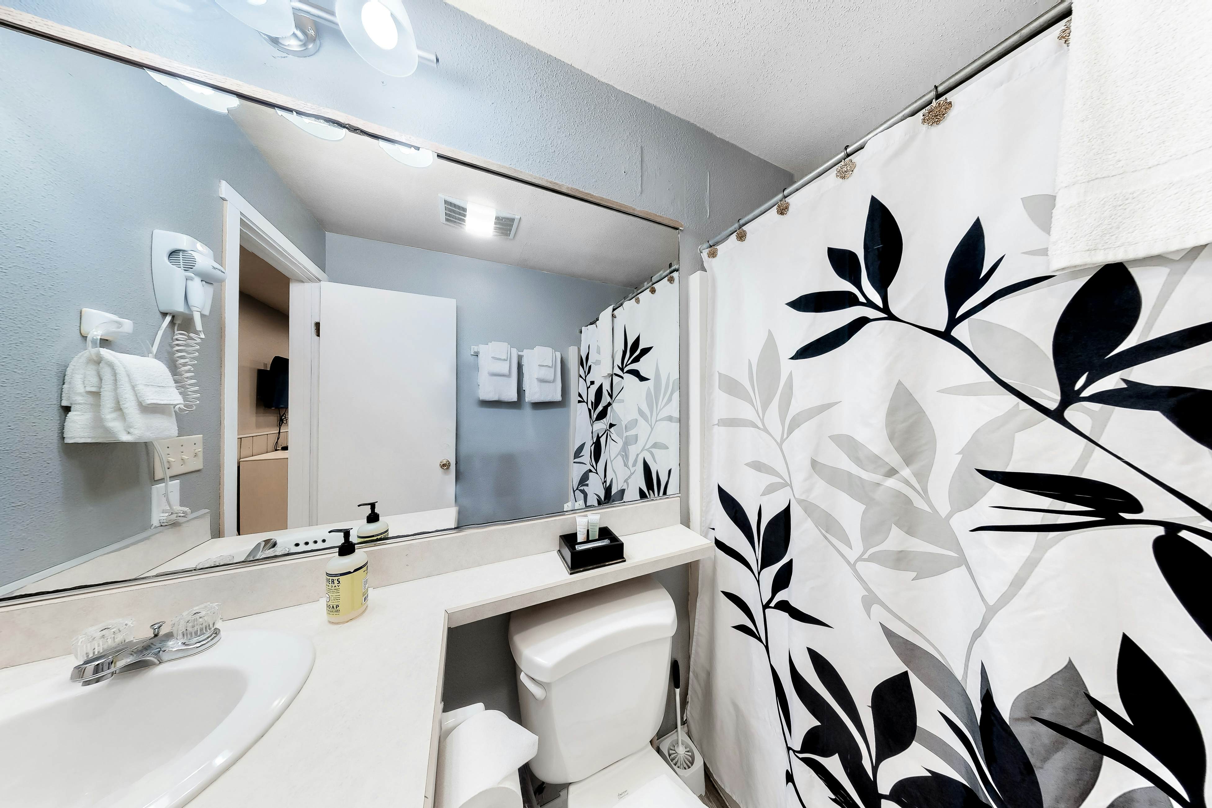 Dog-Friendly Room w/ Full Kitchen - Walk to the Beach and Downtown