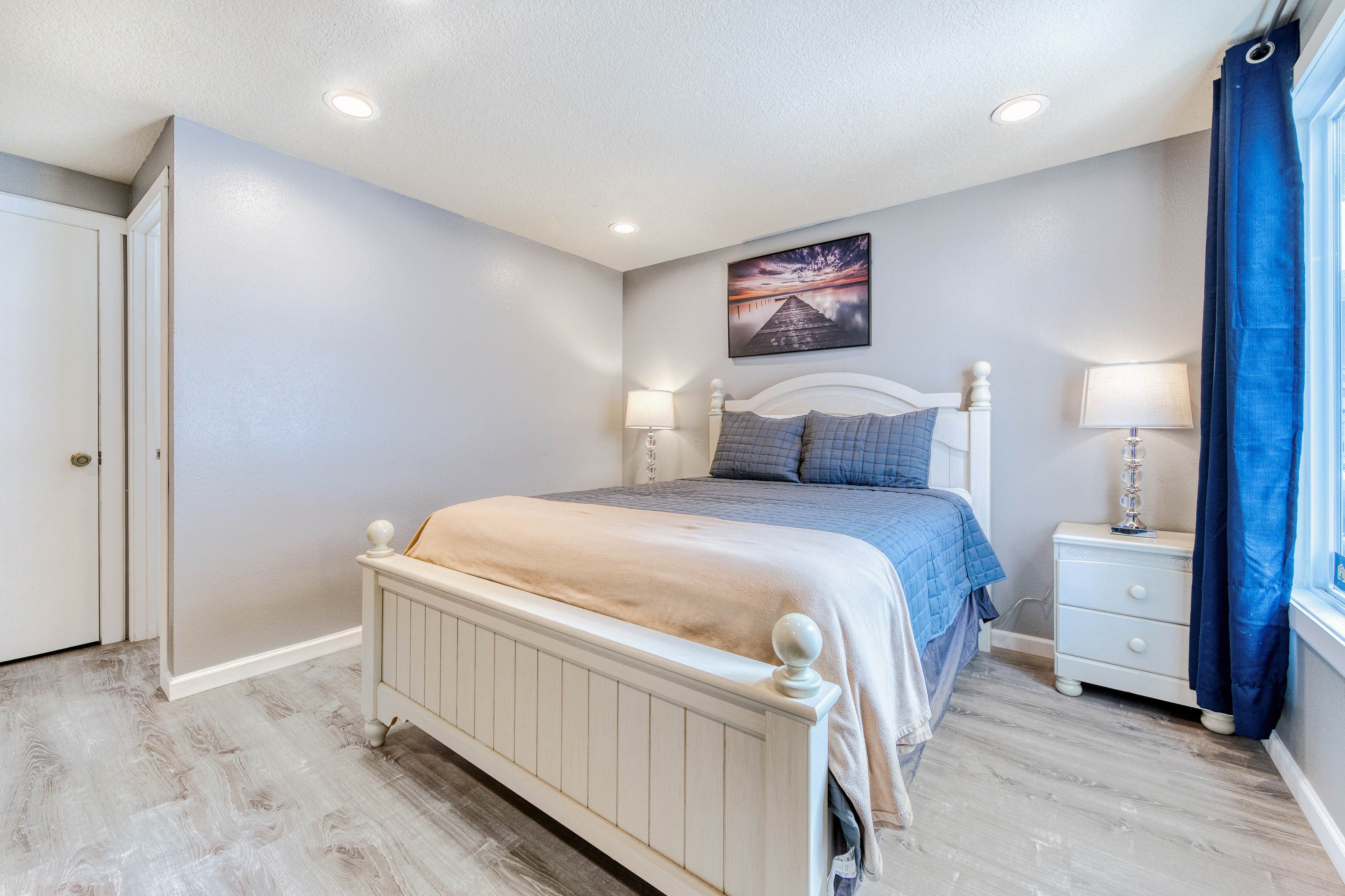 Coastal room near the beach & downtown - dog-friendly