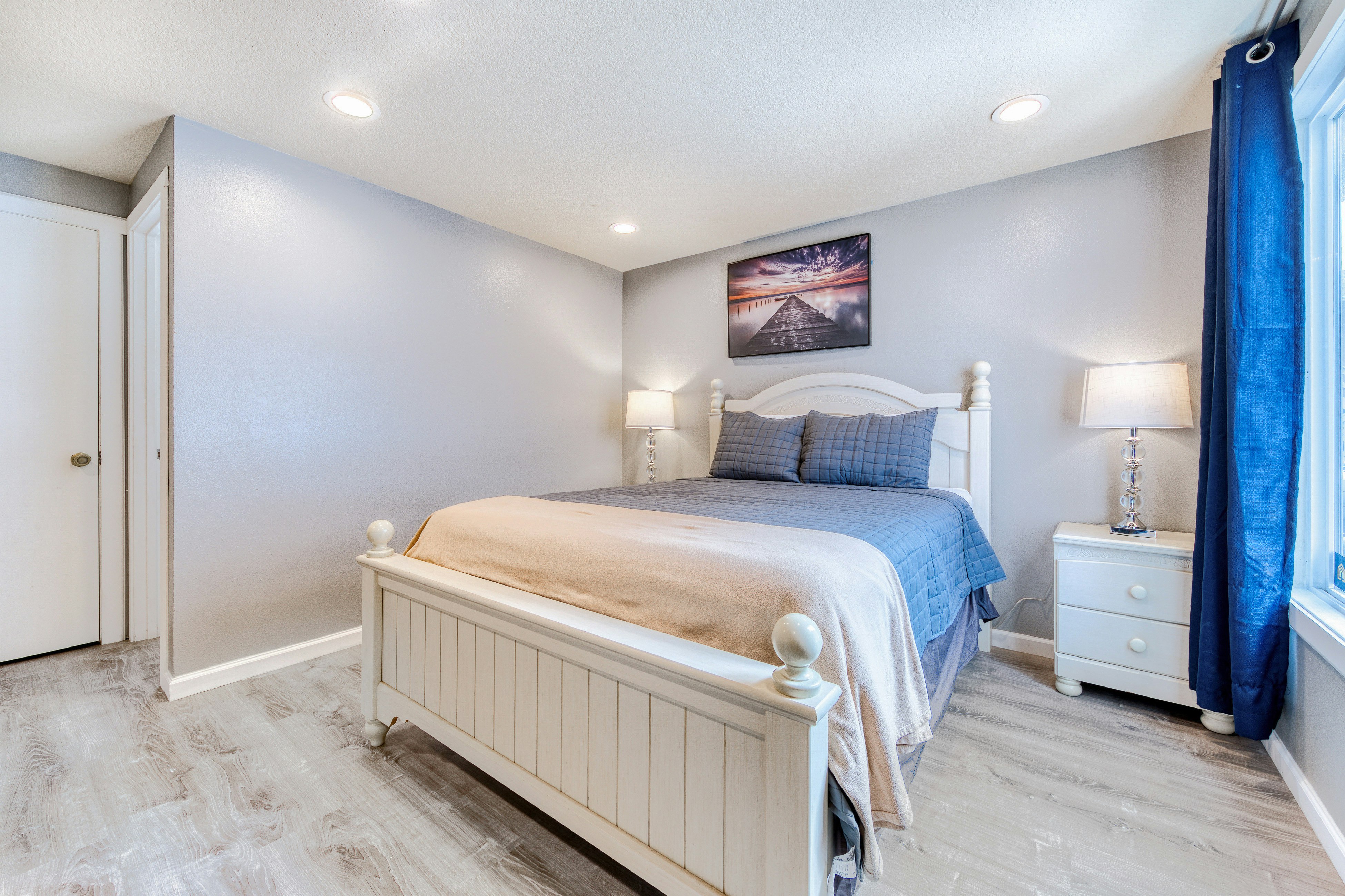 Coastal room near the beach & downtown - dog-friendly