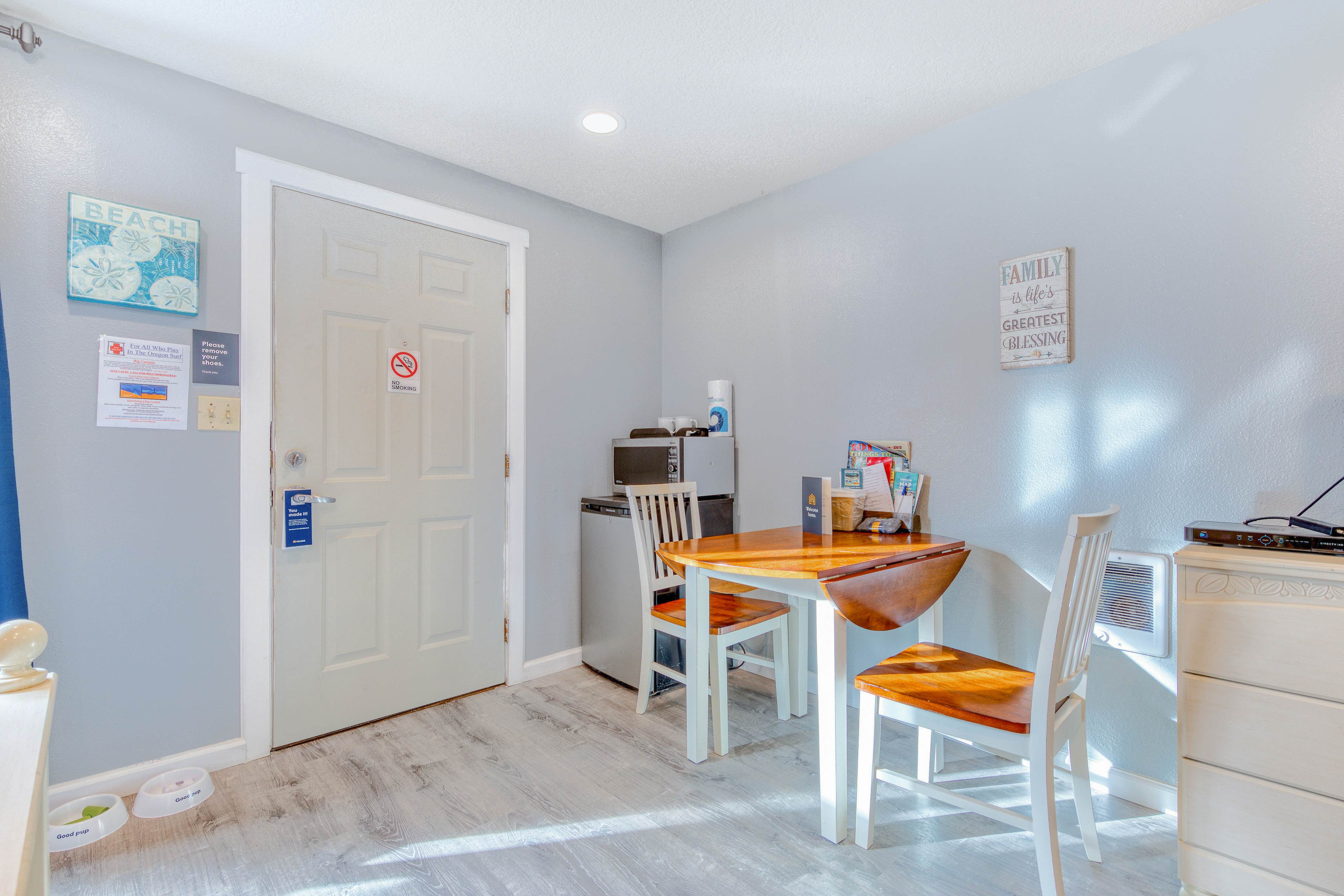 Coastal room near the beach & downtown - dog-friendly